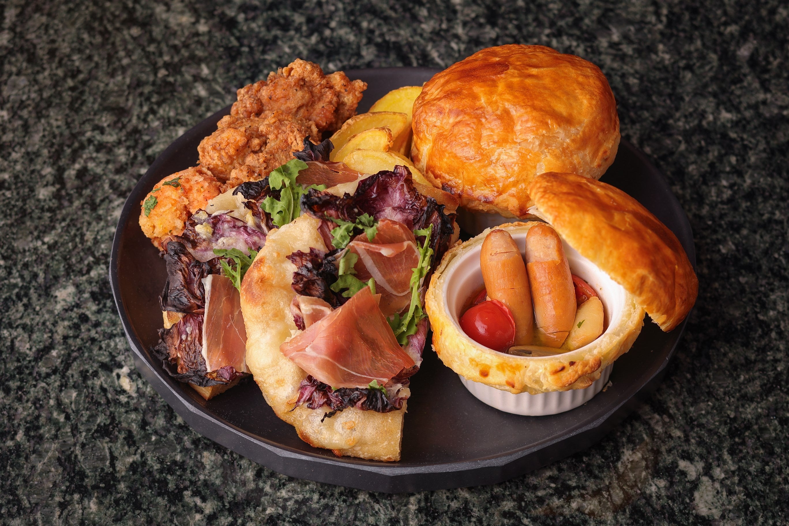 ＜下段＞新江戸フライドチキン、皮付きフライドポテト、ガーリックシュリンプ、ソーセージとマッシュルームのアヒージョパイ包み焼き “トリックオアトリート”、生ハムとトレビスのピッツァ