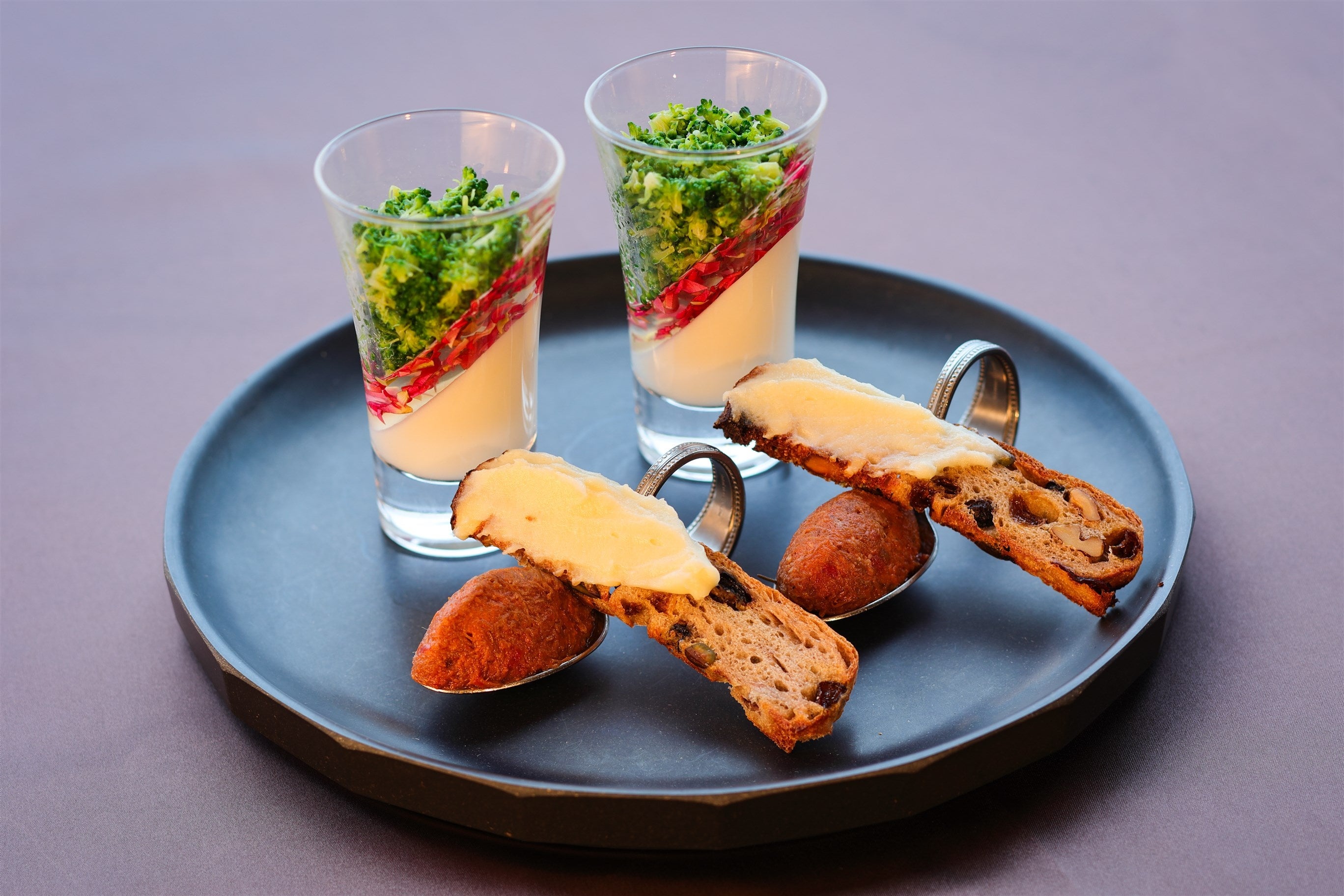 ブロッコリーアーリオオーリオとカリフラワームース・子羊トマト煮込みとシェーブルチーズのバゲット