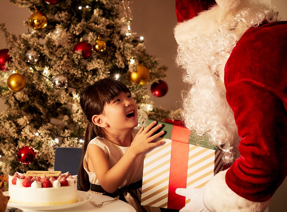 レストランにサンタクロースがサプライズ登場!ホテルニューオータニ大阪「SATSUKI」で『クリスマスプレミアムビュッフェ』を期間限定開催