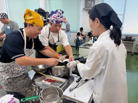 夏休みの昼食づくりを、パパと小学生で一回学べば、三回つくれる。父親と小学生の料理教室「家事の筋トレ」を開催 夏休みの昼食づくりを、パパと小学生で一回学べば、三回つくれる。父親と小学生の料理教室「家事の筋トレ」を開催