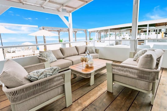 暑さのピークこそ、海へ。鎌倉・由比ヶ浜「BBQ SEASIDE LOUNGE」、8月31日まで営業中。 暑さのピークこそ、海へ。鎌倉・由比ヶ浜「BBQ SEASIDE LOUNGE」、8月31日まで営業中。