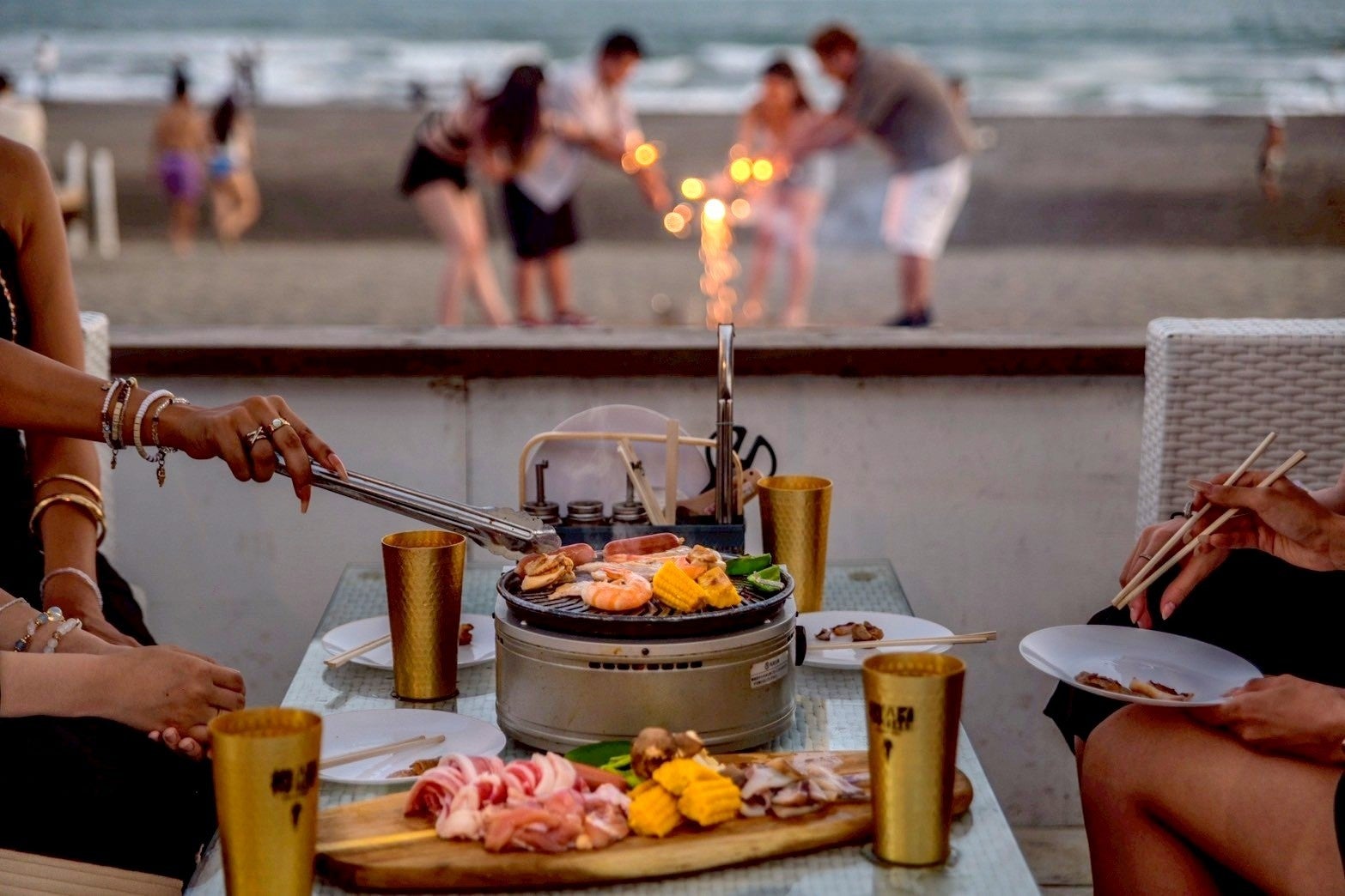鎌倉 由比ガ浜で手ぶらBBQ!アフター6の新たな楽しみ方!灼熱の昼間を避けて、夕暮れのビーチで涼しく優雅にBBQ&花火も楽しめるお得なプランが登場
