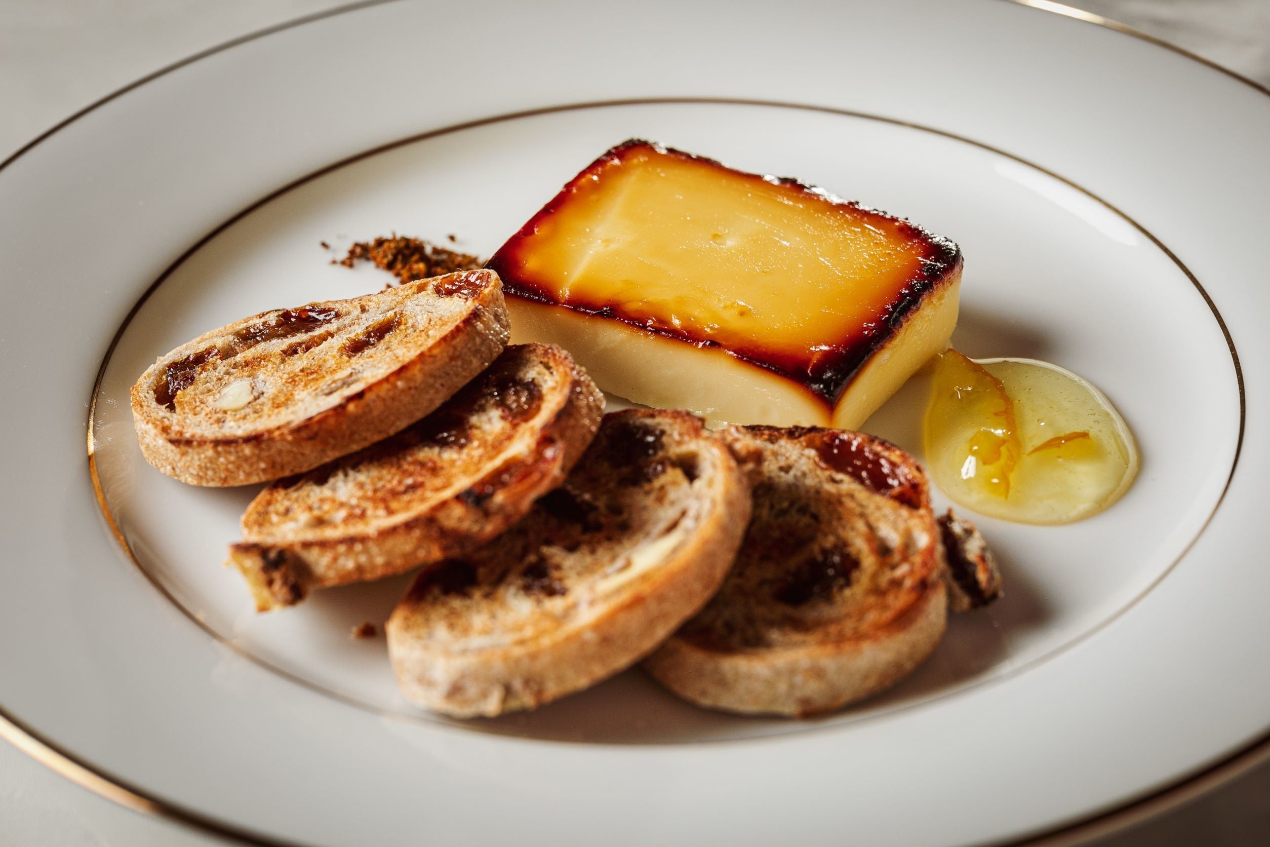 クリームチーズの味噌漬け-クルミのトーストと共に　