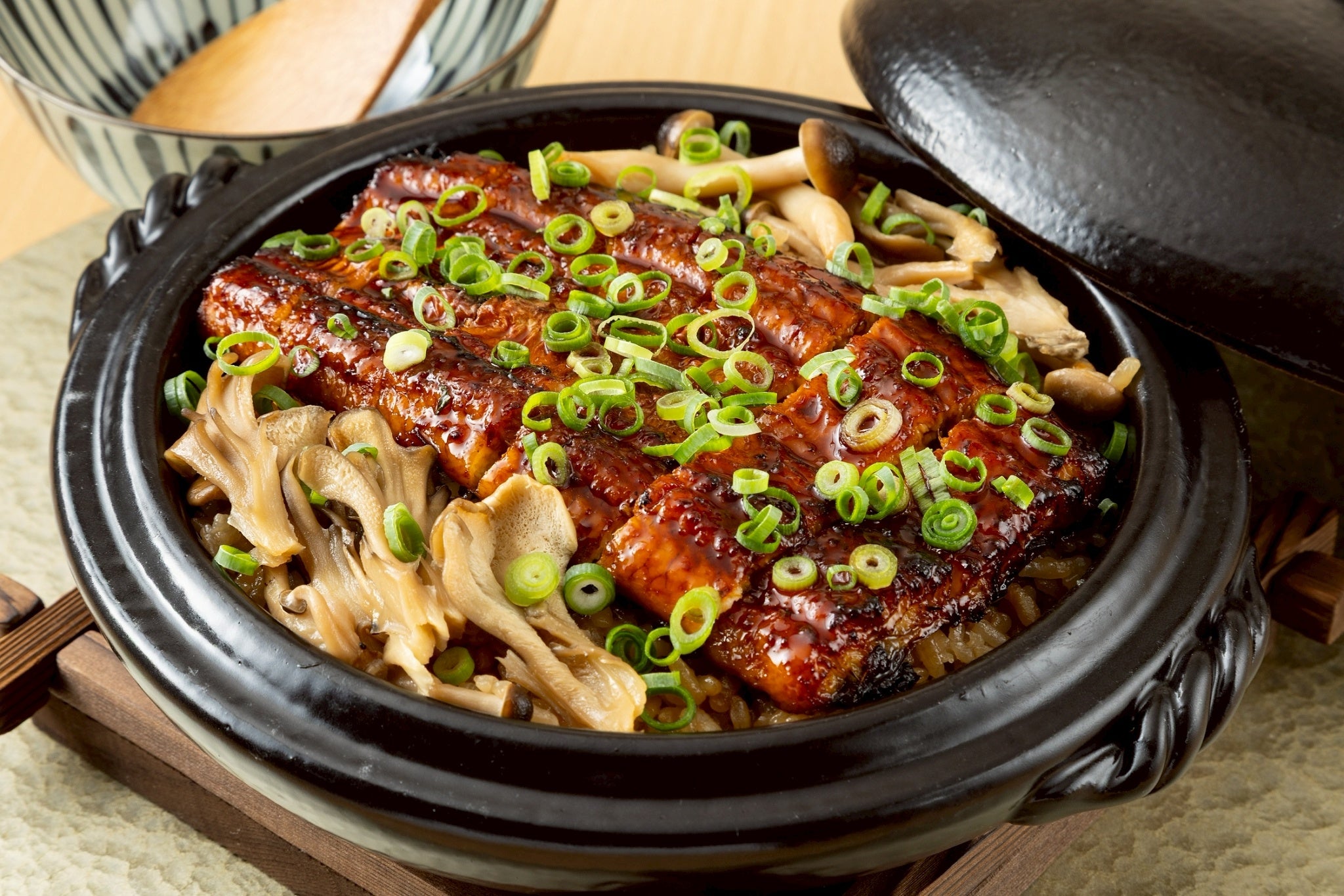 🍂【予約必須】うなぎ屋が届ける秋の味覚──《きのこと鰻の土鍋ごはん》を10月22日より提供開始