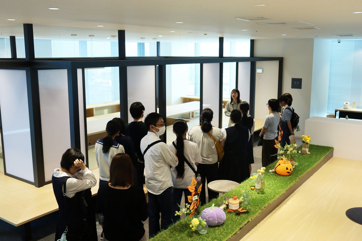 「顔認証で買える自販機」はどうつくる? 女子中高生がRKKCSでシステム開発を体験 熊本大学「親子ガールズスクール」