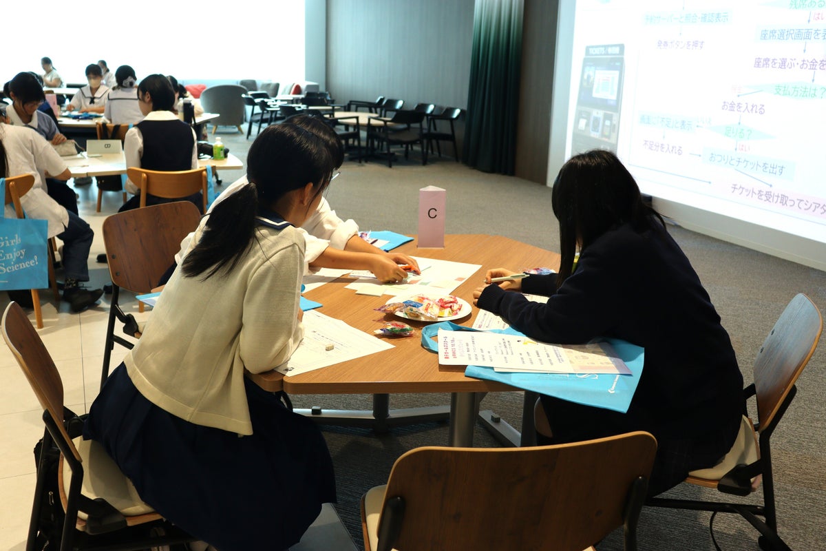 「顔認証で買える自販機」はどうつくる? 女子中高生がRKKCSでシステム開発を体験 熊本大学「親子ガールズスクール」