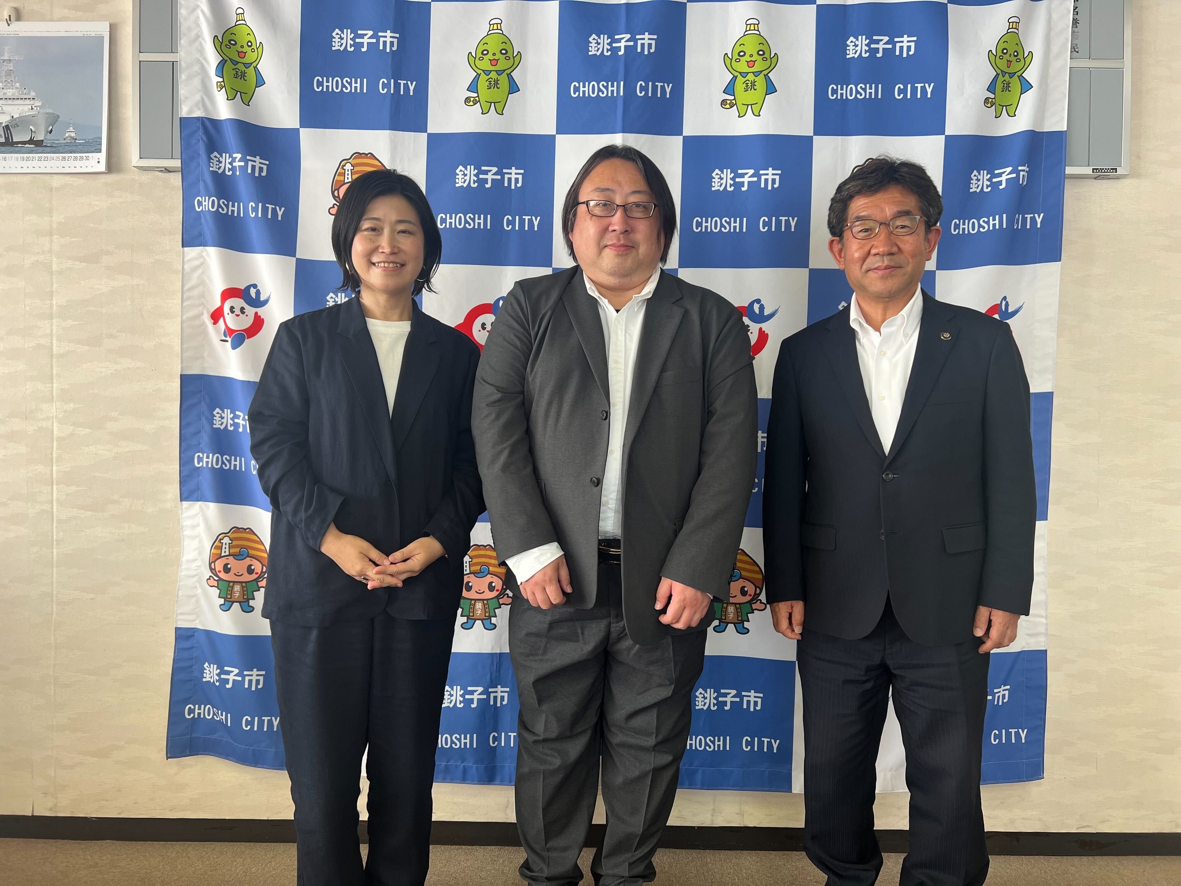 銚子市定例会見：向かって右から、越川信一 銚子市長、カヤック佐藤 文彦、カヤック執行役員 中島みき