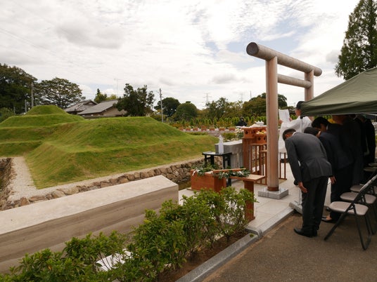 大阪古墳墓にて、年2回の永代祭祀『御霊祭』を斎行いたします。「古墳墓」という神道施設で執り行われる、神仏習合の供養のかたちを取材公開 大阪古墳墓にて、年2回の永代祭祀『御霊祭』を斎行いたします。「古墳墓」という神道施設で執り行われる、神仏習合の供養のかたちを取材公開