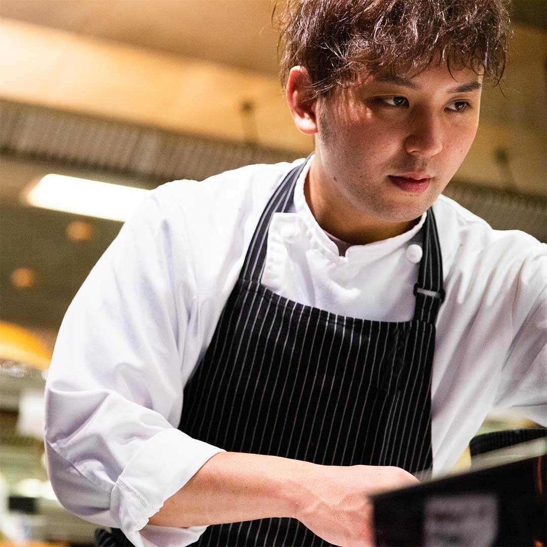 スーシェフ兼シェフパティシエ：親川慧士（おやかわ けいと）