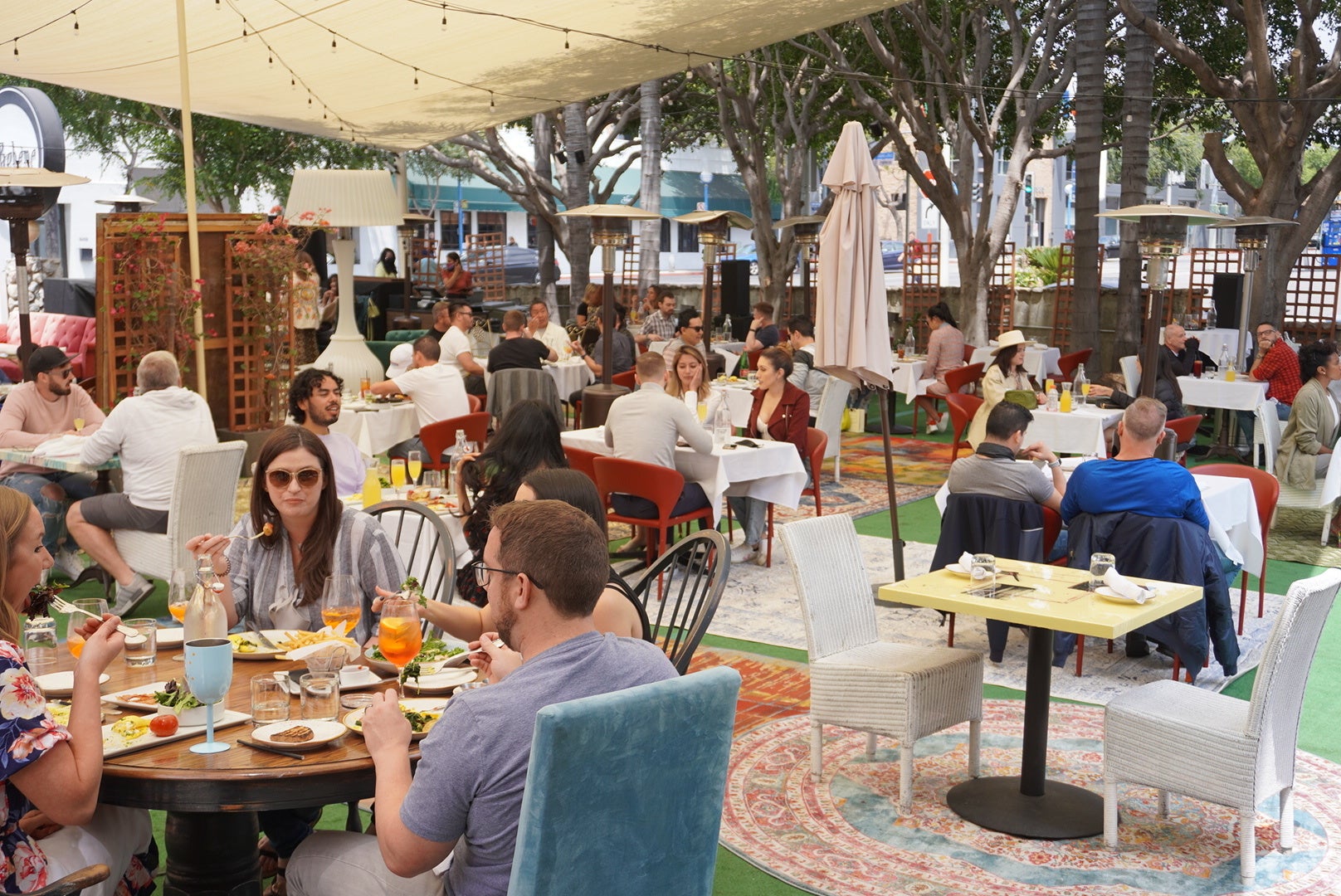 賑わうブランチタイムの屋外席 （ラ・ボエム ウエストハリウッド）