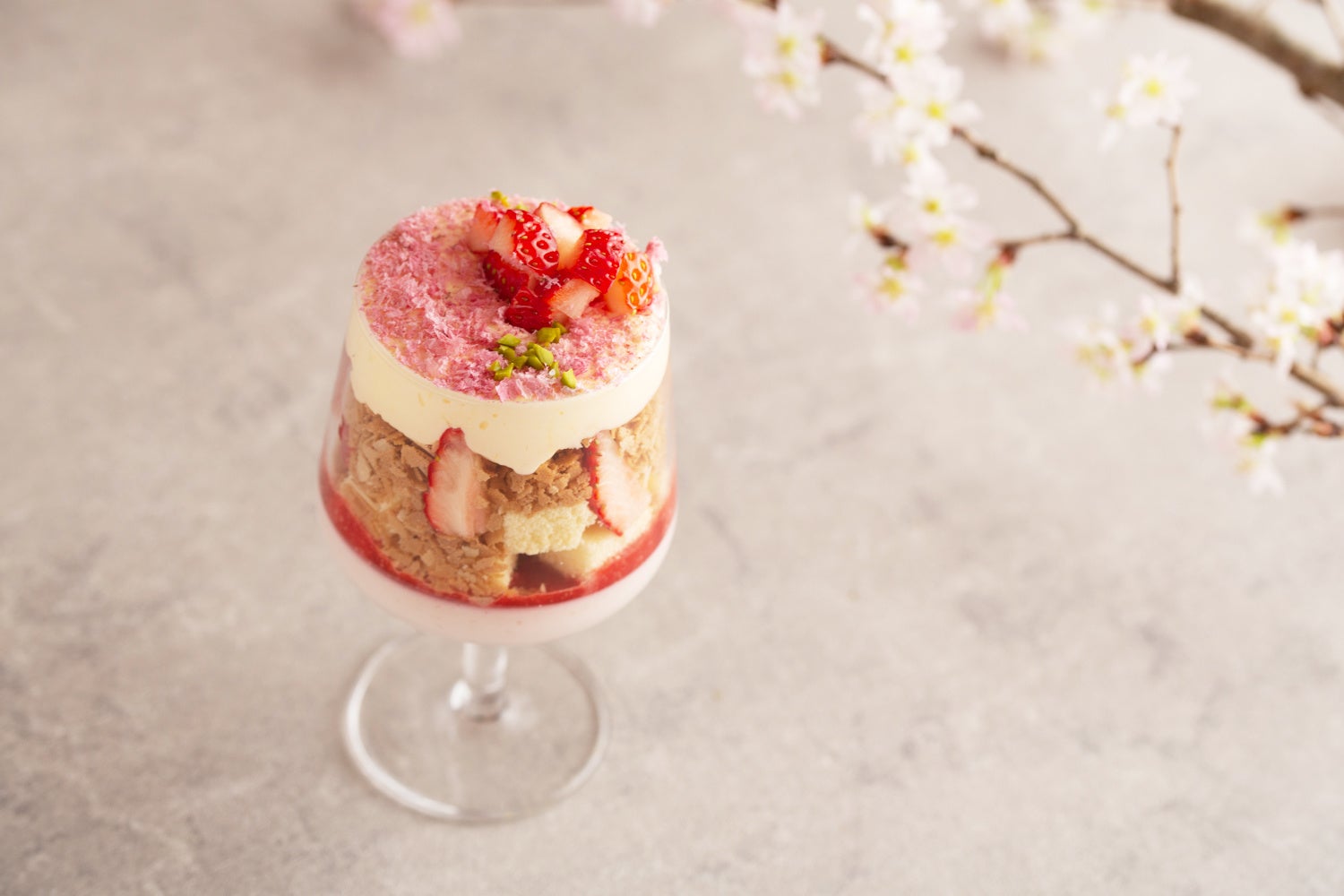 ラ ボエム まるで花束 春の訪れを感じる 桜と苺 の華やかパフェも新登場 春季限定メニュー3品 提供開始 3 1 火 グローバルダイニングのプレスリリース ラ ボエム まるで花束 春の訪れを感じる 桜と苺 の華やかパフェも新登場 春季限定メニュー3品 提供開始 3 1 火 グローバルダイニングのプレスリリース