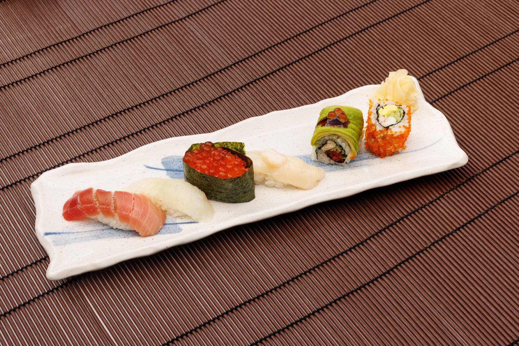 握り4貫インターナショナルロール2切れ