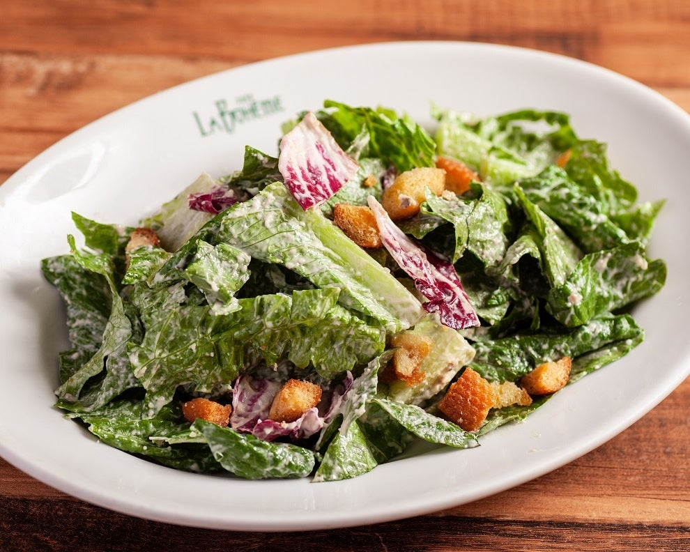 カフェ ラ・ボエムの定番料理　シーザースサラダ