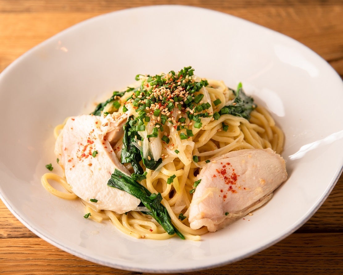 カフェ ラ・ボエムの定番料理　蒸し鶏と青ネギの和風ソース