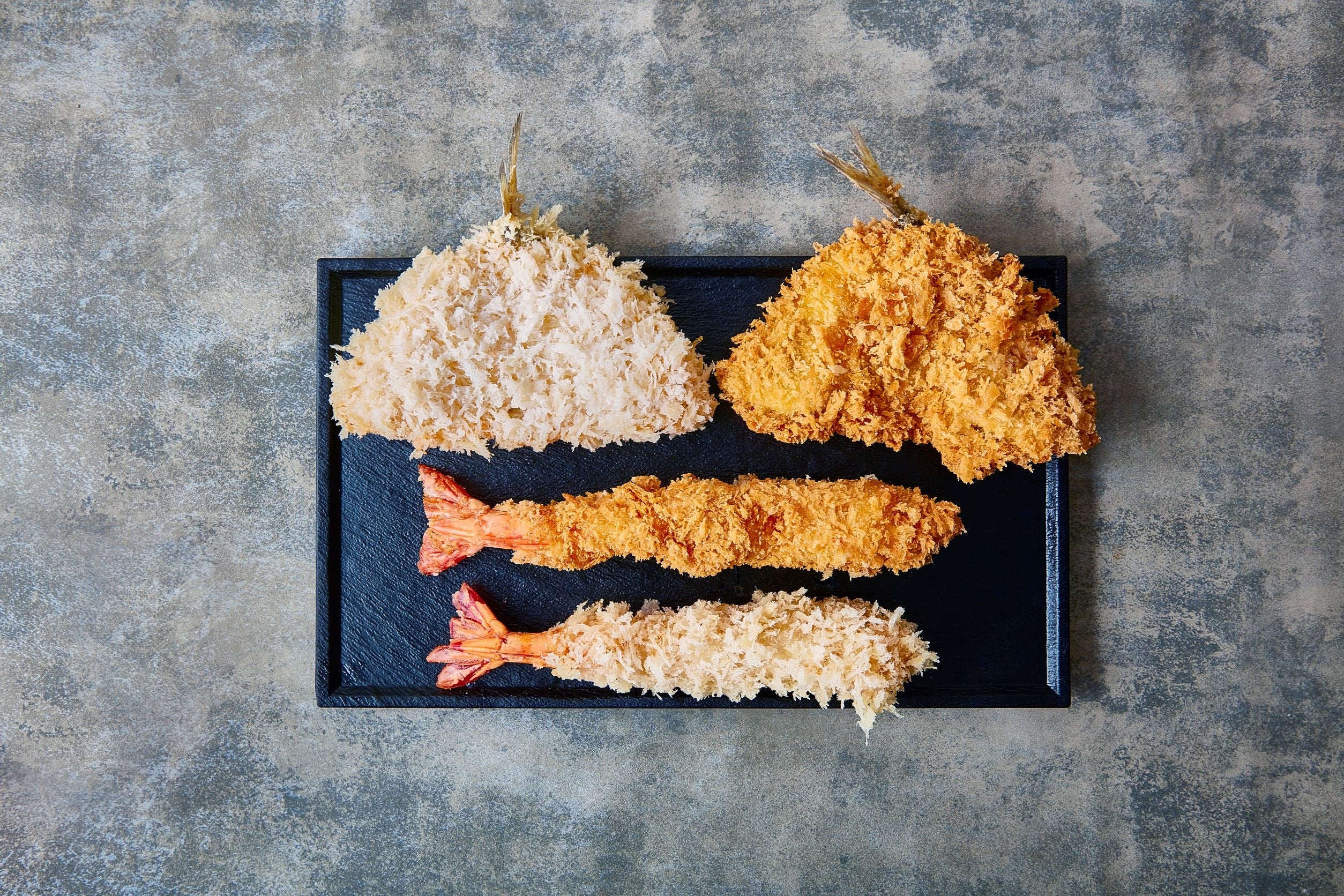 通常の茶色いフライと粉雪衣のフライの違い