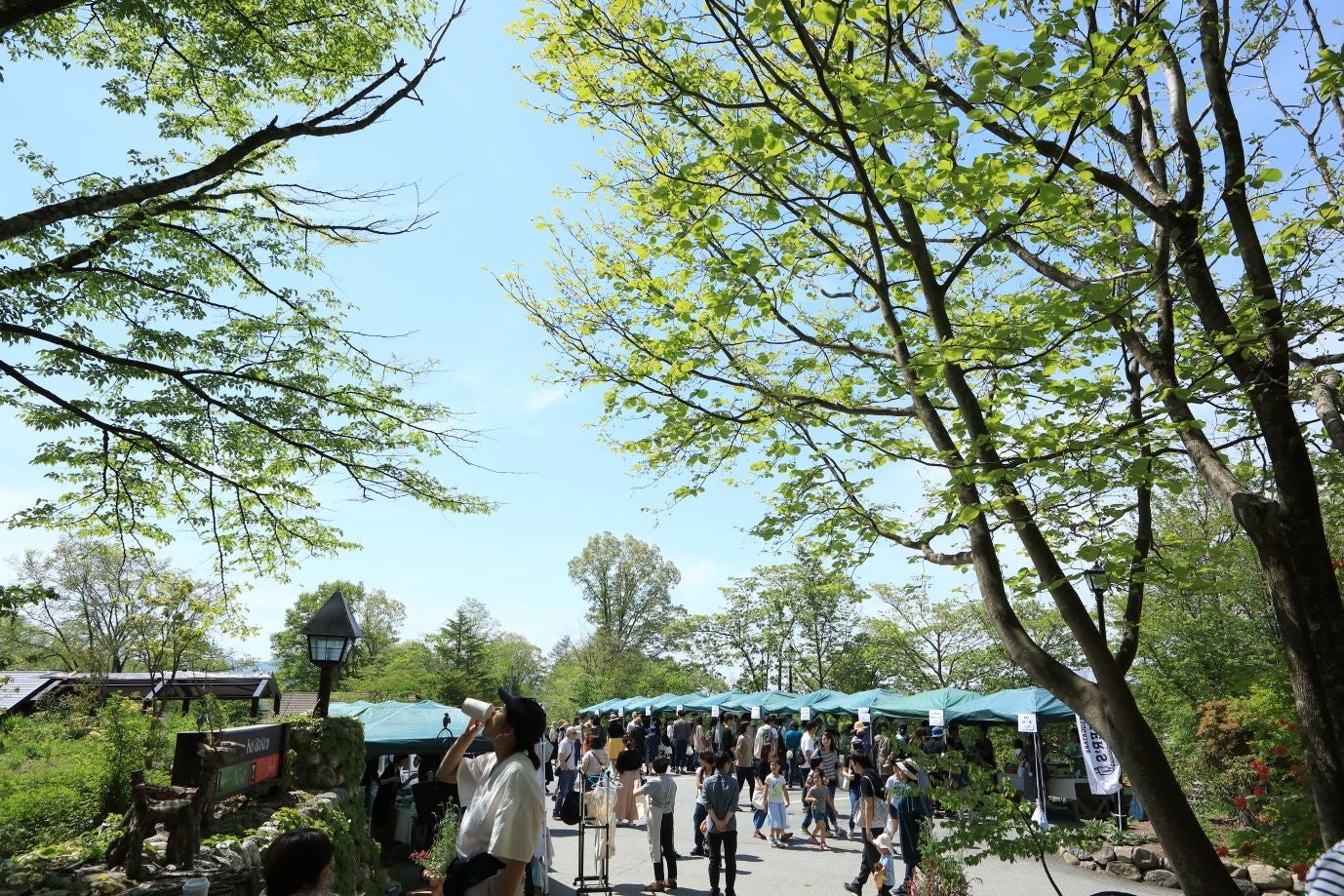 八ヶ岳の清らかな空気の中で食べるあつあつパンの味は別格。