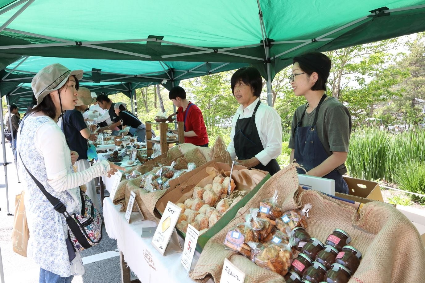 以前開催したマルシェの様子。作り手との交流も楽しみのひとつ。
