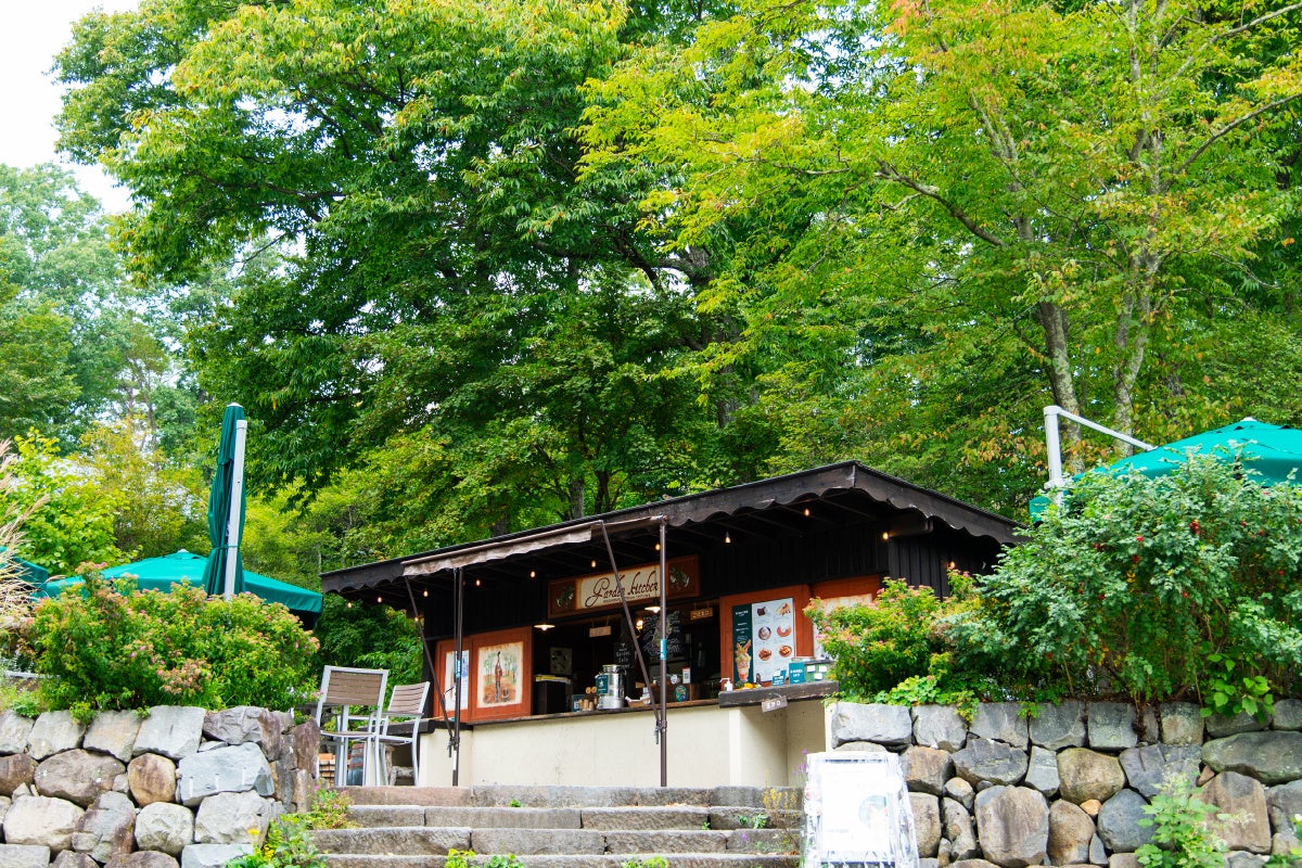 萌木の村広場で多くの人が訪れた「萌木の村 ガーデンカフェ by ROCK」（2023年1月現在は冬季休業中）