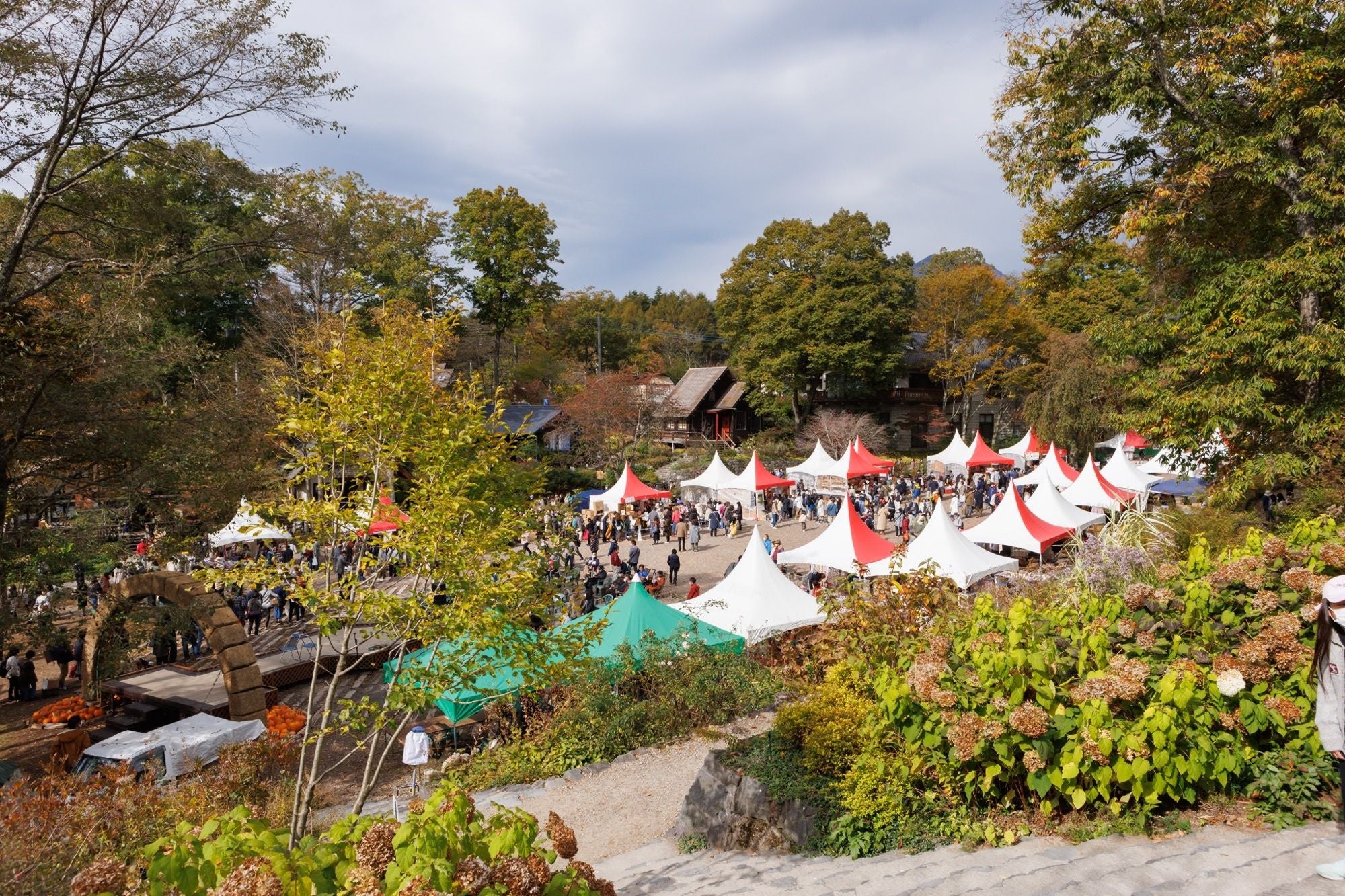 紅葉が見ごろの会場で開催されるカントリーフェスタin萌木の村