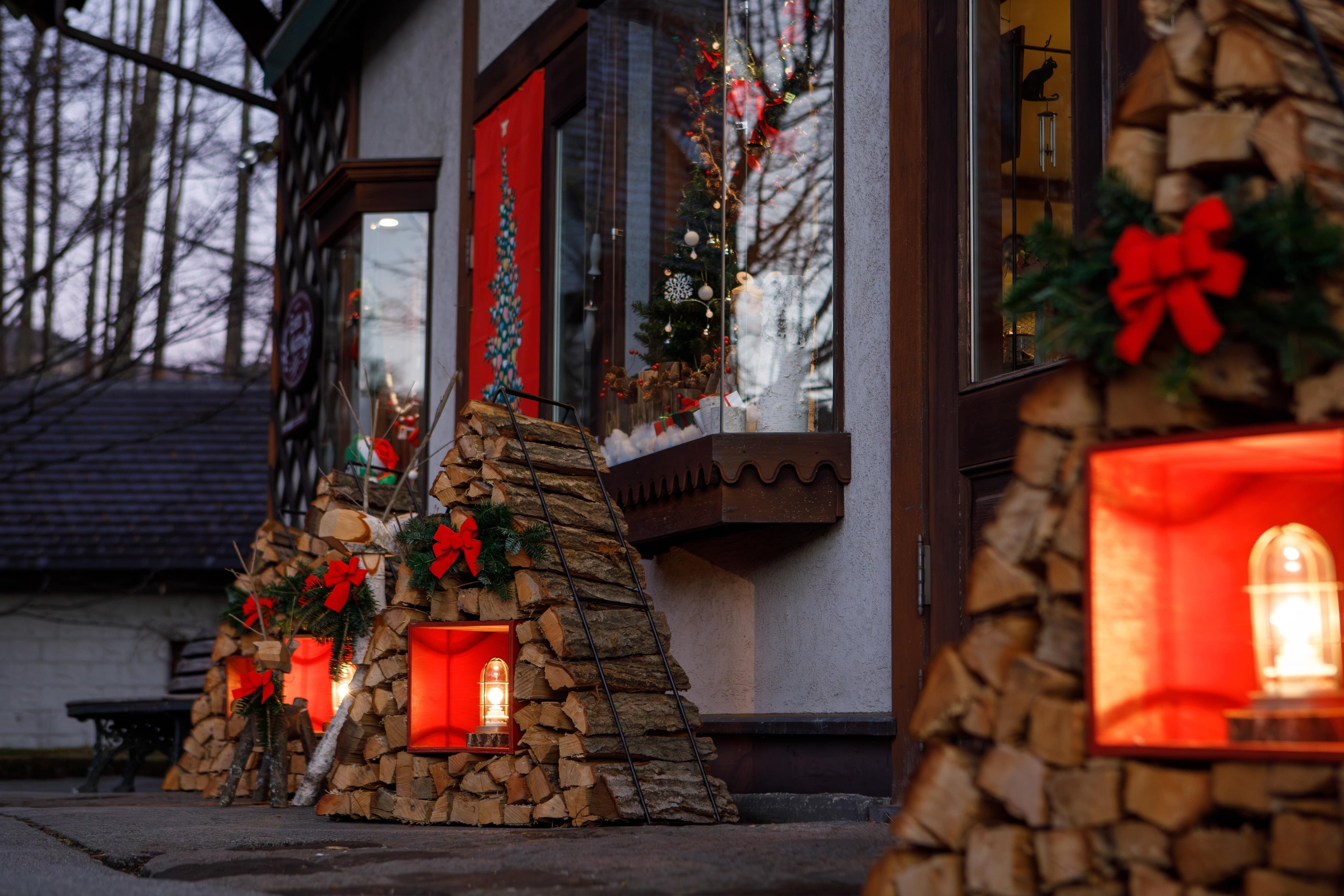 薪を積んで作ったランプのオブジェ