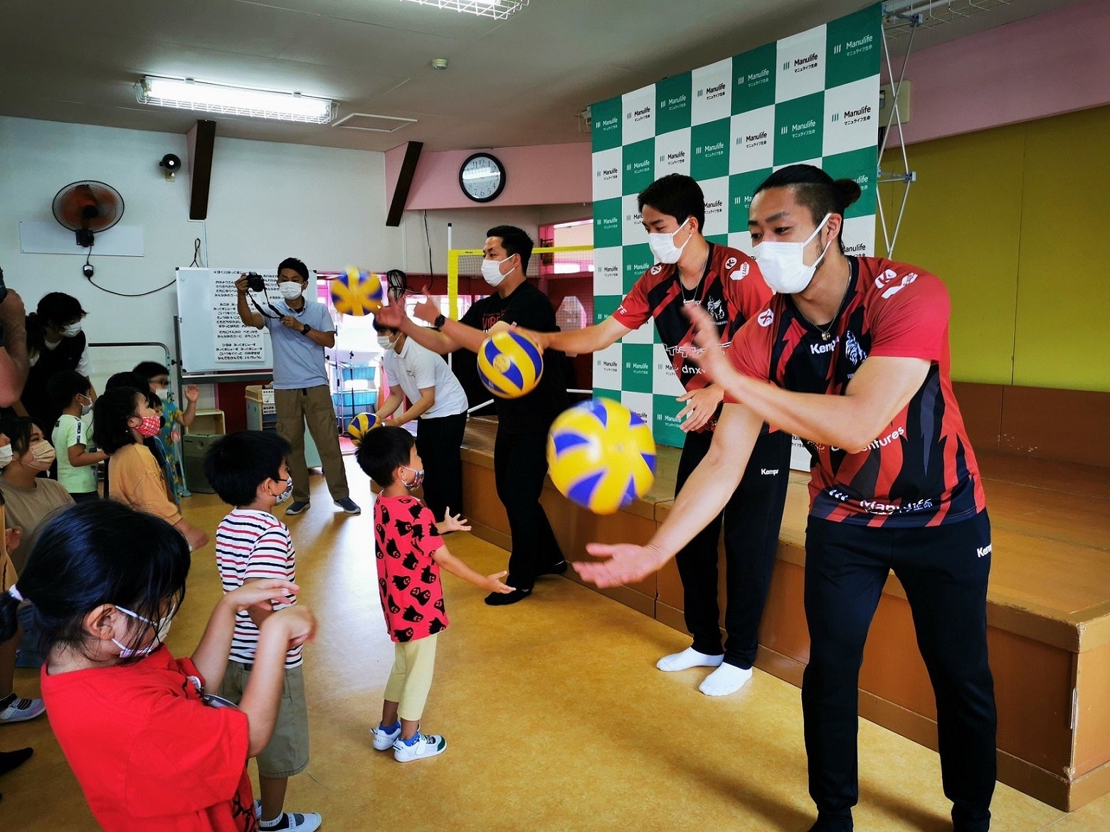 ミニバレーボールで遊ぶ子どもたち