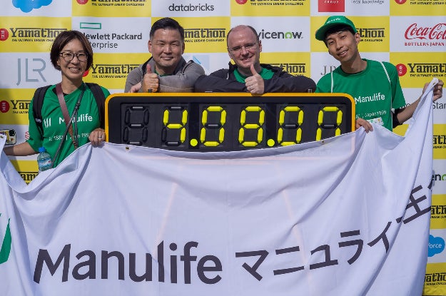 ハーフヤマソンをゴールした取締役代表執行役社長兼CEOブノワ・メスレとチームの社員たち