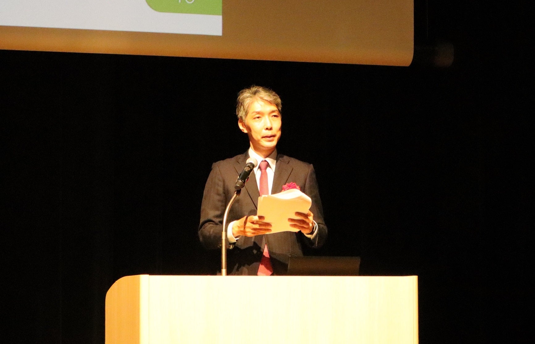 「デジタル」カテゴリにおいてUCDAアワードを受賞した「ラクシ ルnavi」についてプレゼンテーションをするマニュライフ生命プロダクトツール部マネージャーの田尾 誠