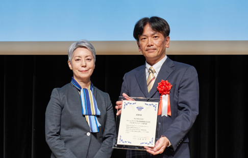 ＜実行委員会表彰＞ 左：株式会社SAIL 代表取締役社長／国際金融 アナリスト／武蔵野大学 客員教授　大井 幸子 氏 右：マニュライフ生命　プロダクトツール部 部長 三栖 浩司