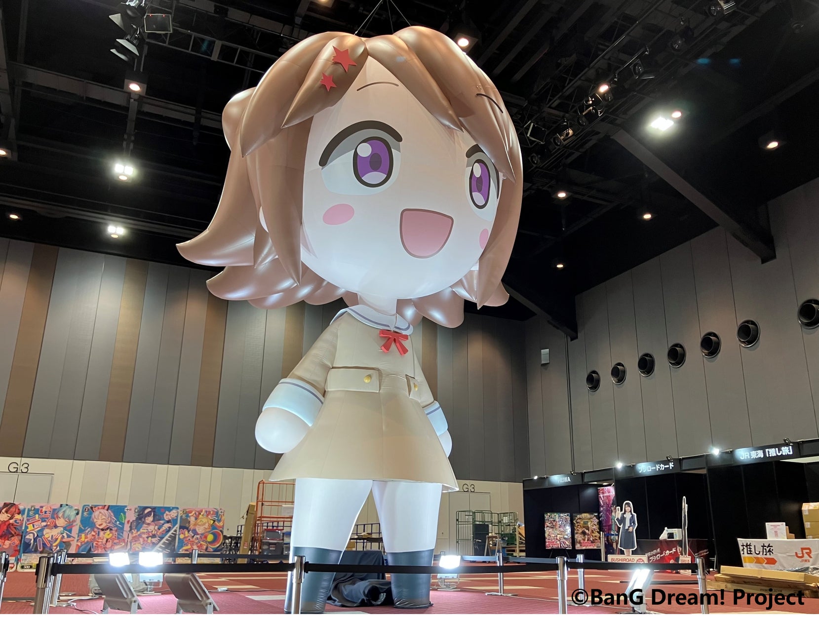 バンドリ!10周年特別エリア」に高さ約5mの巨大香澄バルーンが登場 バンドリ!10周年特別エリア」に高さ約5mの巨大香澄バルーンが登場