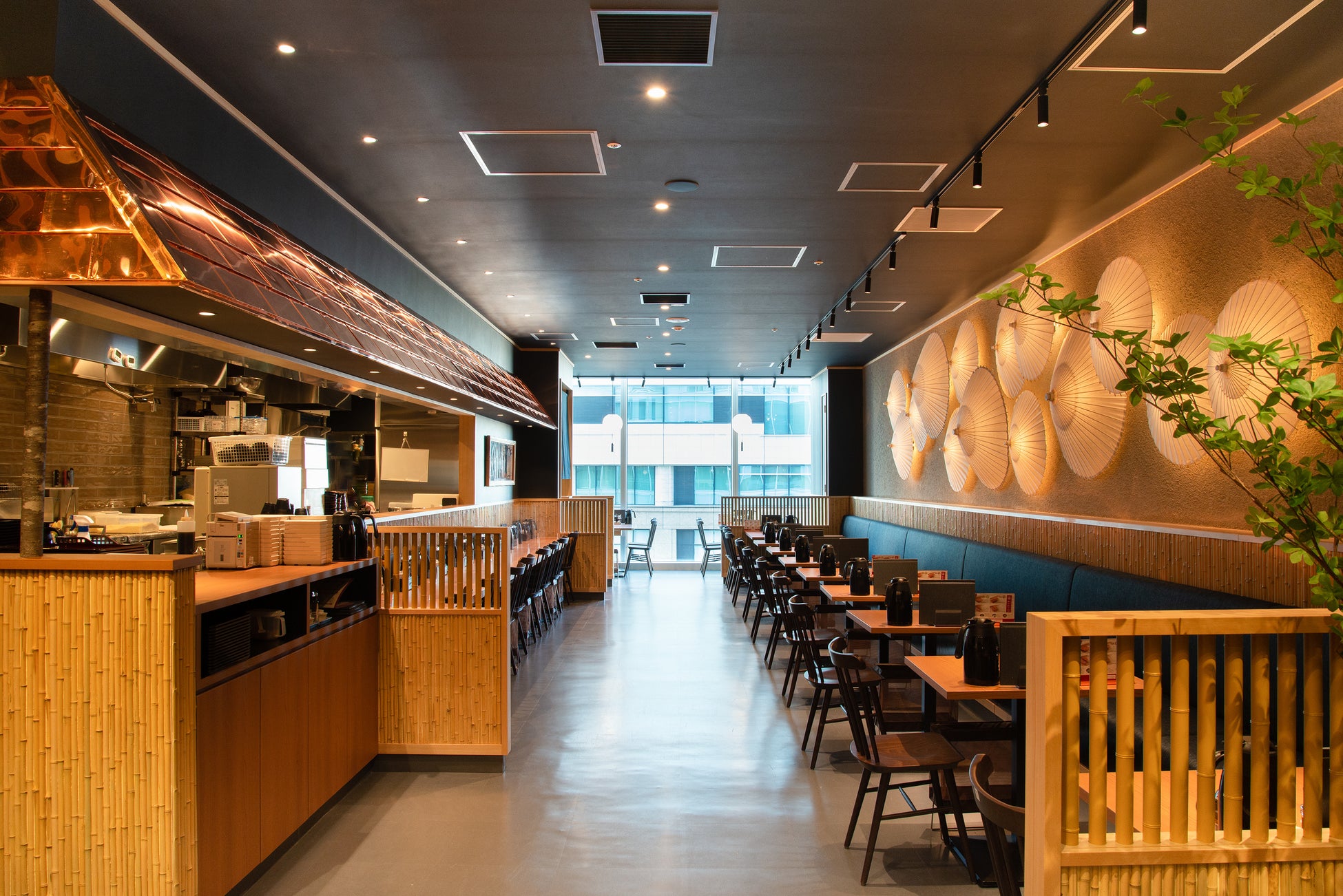 【内観】和傘をモチーフとした壁面アートが美しい内装