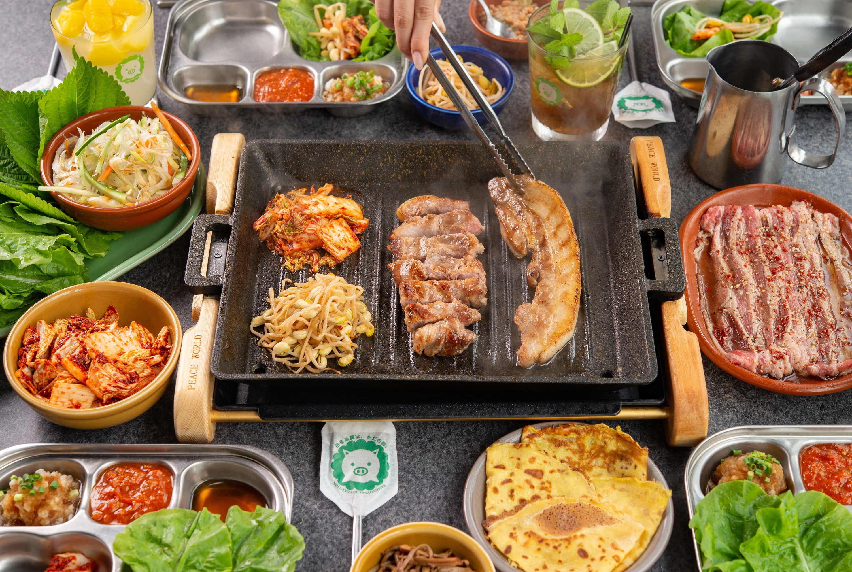 「包まぬ豚は、ただの豚。」をキャッチコピーにバラエティ豊かなお肉とトッピングで“包み方1万通り”の楽しさを提供しています。