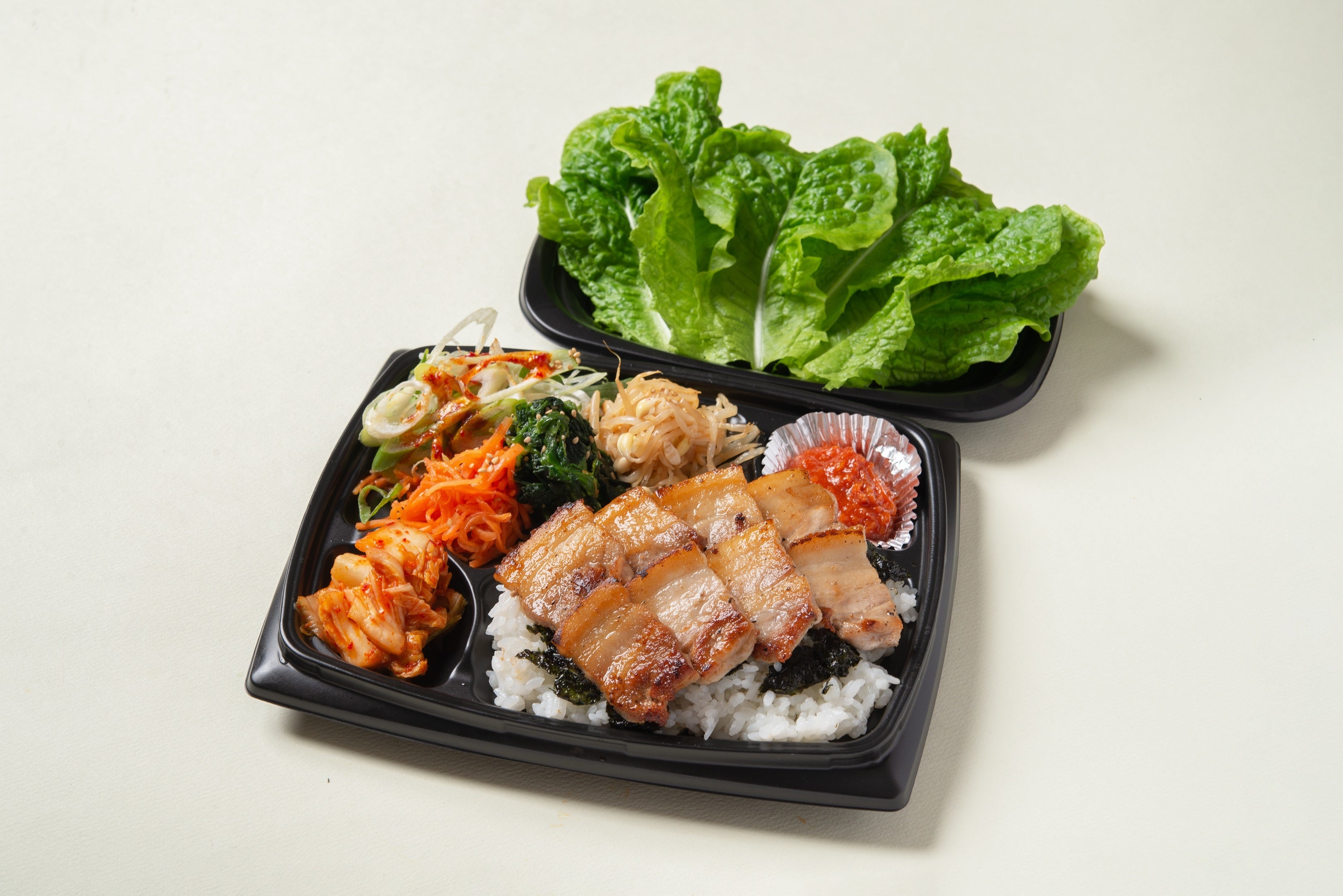 【名物】包み野菜と食べる本格サムギョプサル弁当：税込900円