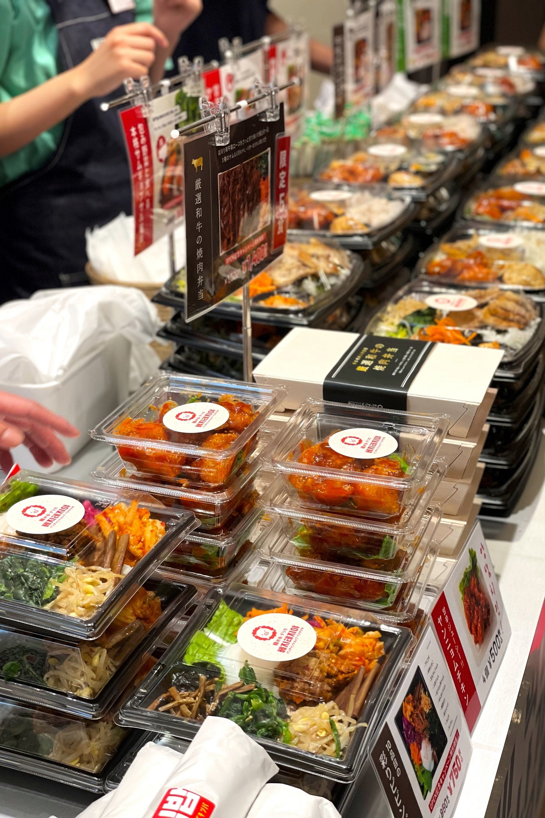 バラエティ豊かな韓弁当&デリカを出来立てでご提供します！