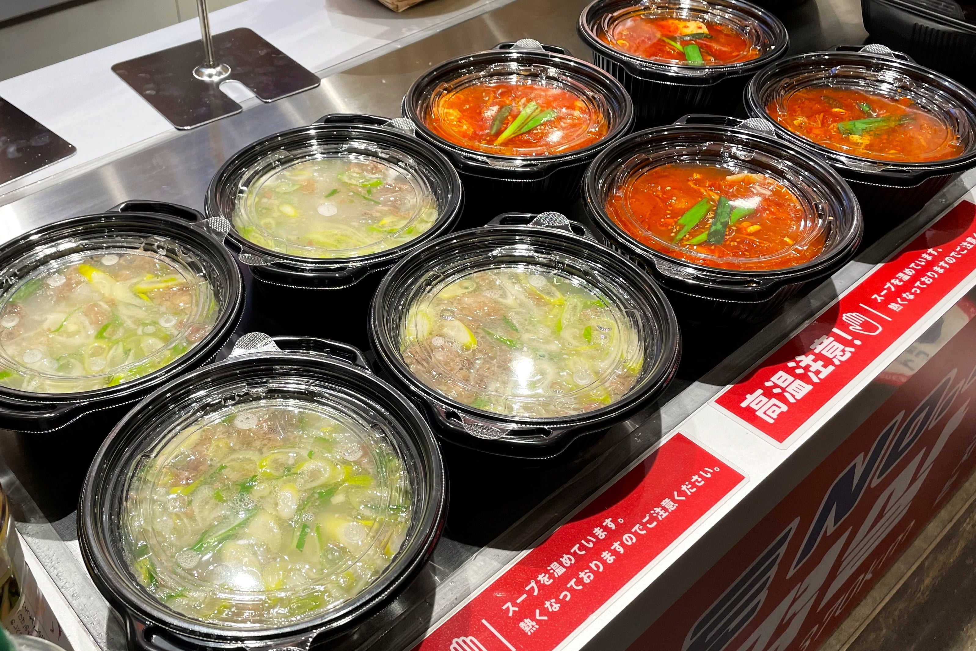 提供台にヒートプレートを仕込むことで、スープはいつもアツアツかつスピーディーにご提供！