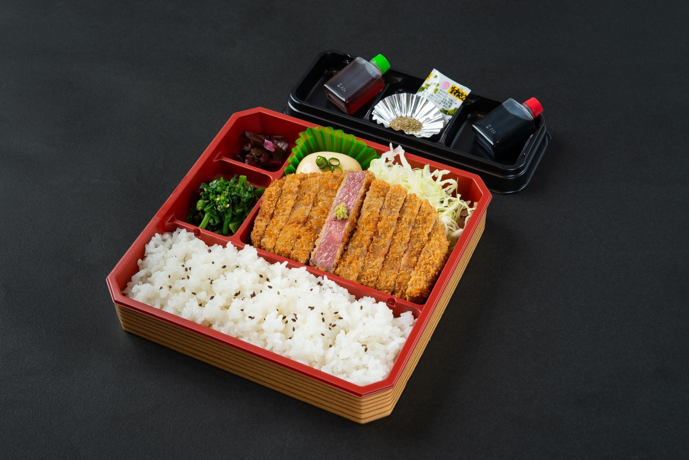 お店の牛カツ膳をそのまま再現した「本格牛カツ弁当」1,280円（税込1,382円）