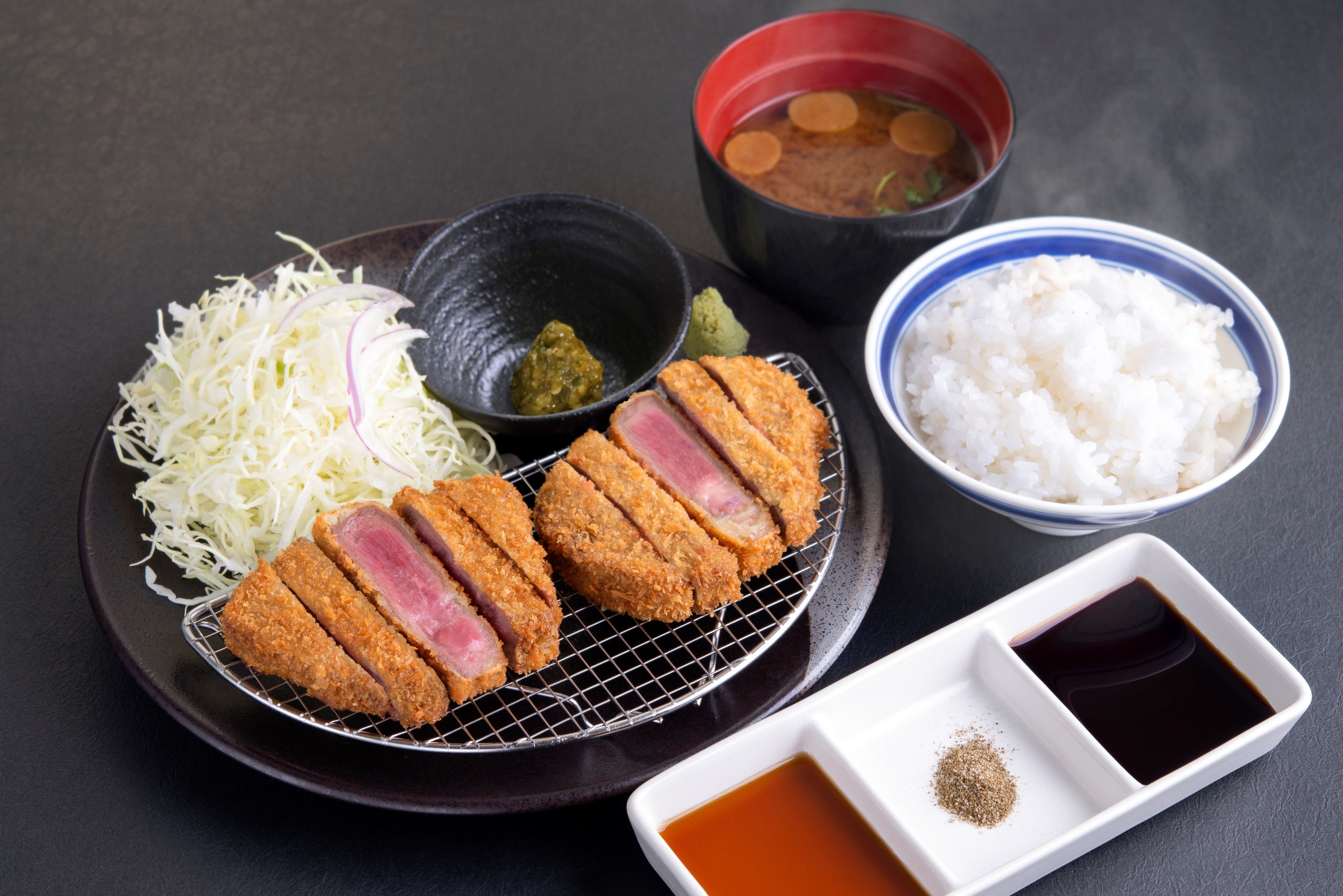 「厚切り牛タンカツ膳」1,990円（税込2,189円）