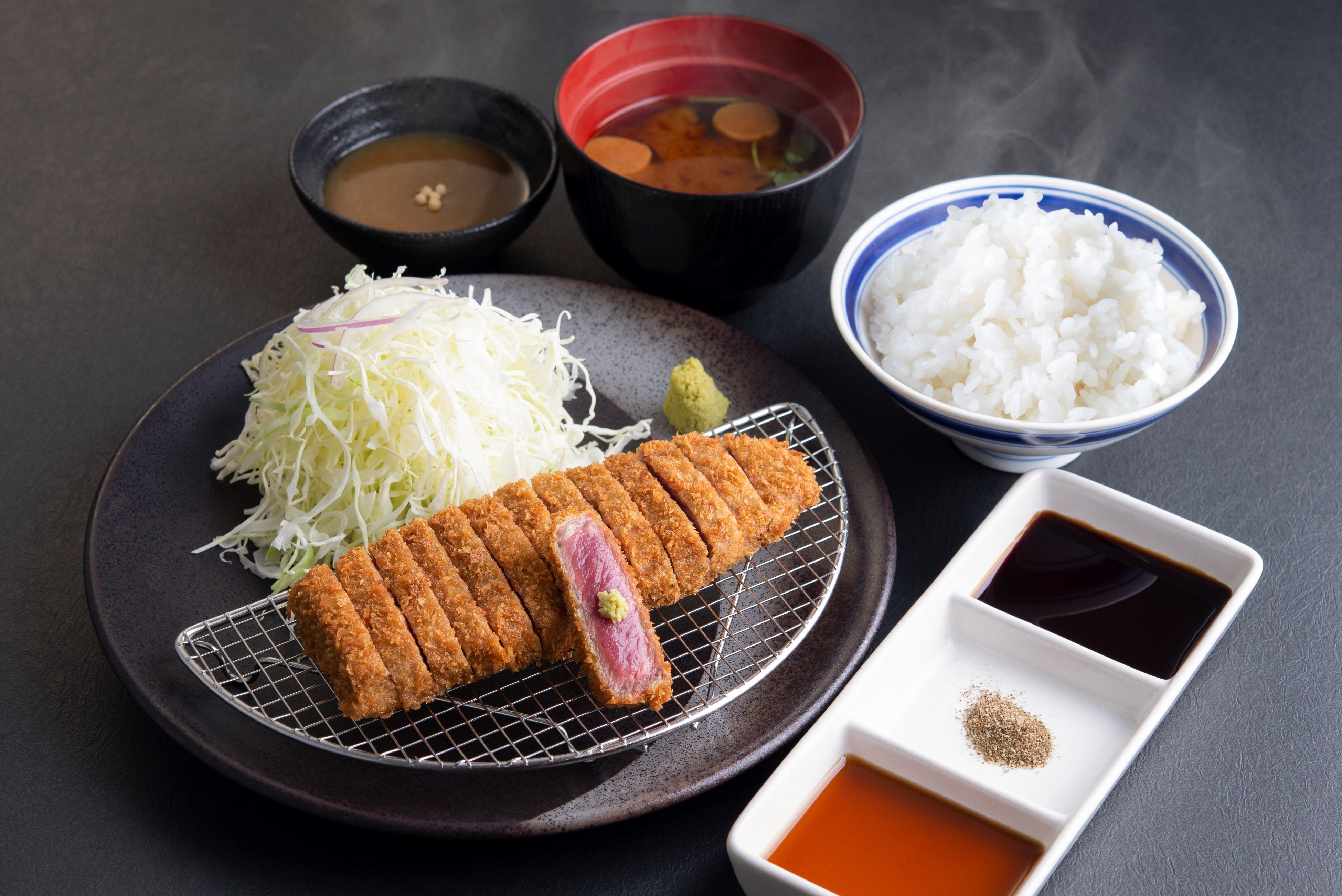 【元祖・赤】牛ロースカツ膳 1,590円（税込1,749円）