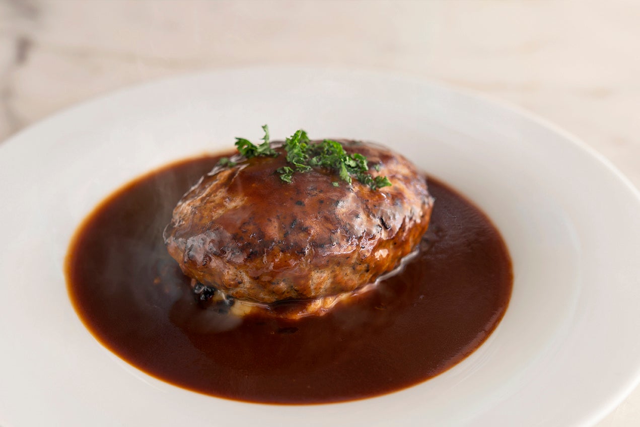 ＜デミグラスソース＞砂糖を焦がして深みをもたせたキャラメリゼ、オリジナルスパイスや赤ワインでじっくり仕上げた 特製デミグラスソース