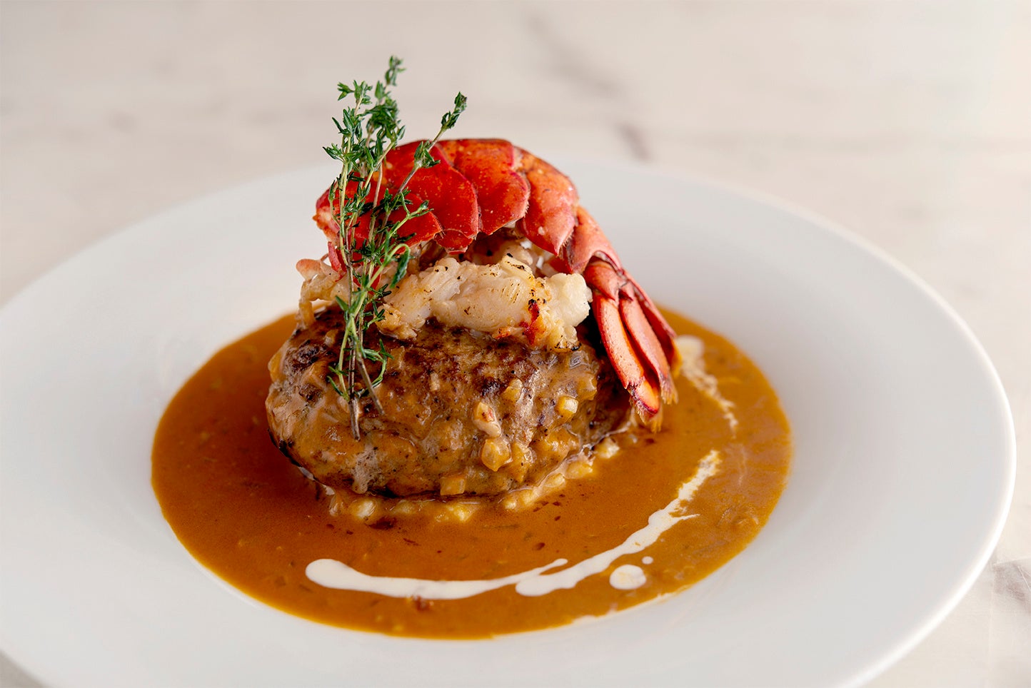 ＜オマール海老のビスクソース＞海老の殻や野菜で出汁を取り煮詰めた、旨味たっぷりの贅沢なビスクソース