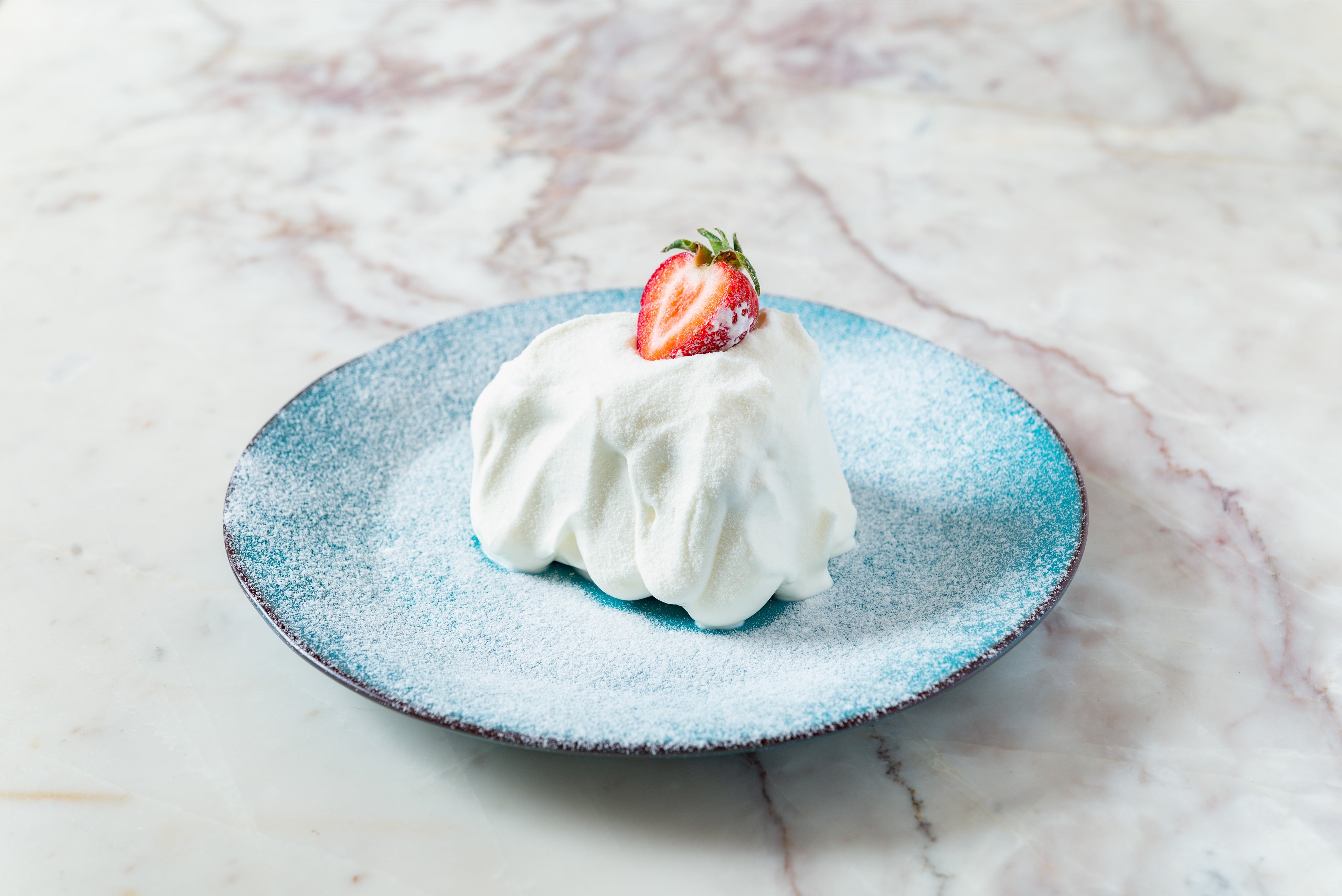 ＜とろけるショートケーキ＞ふわとろの生クリームに包まれた見た目も愛らしいショートケーキ