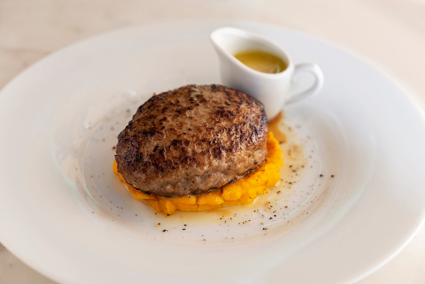 ＜柚子胡椒ソース＞柚子胡椒がピリッと効いたあっさり爽やかなソース。最もシンプルにハンバーグの旨みを味わえます。