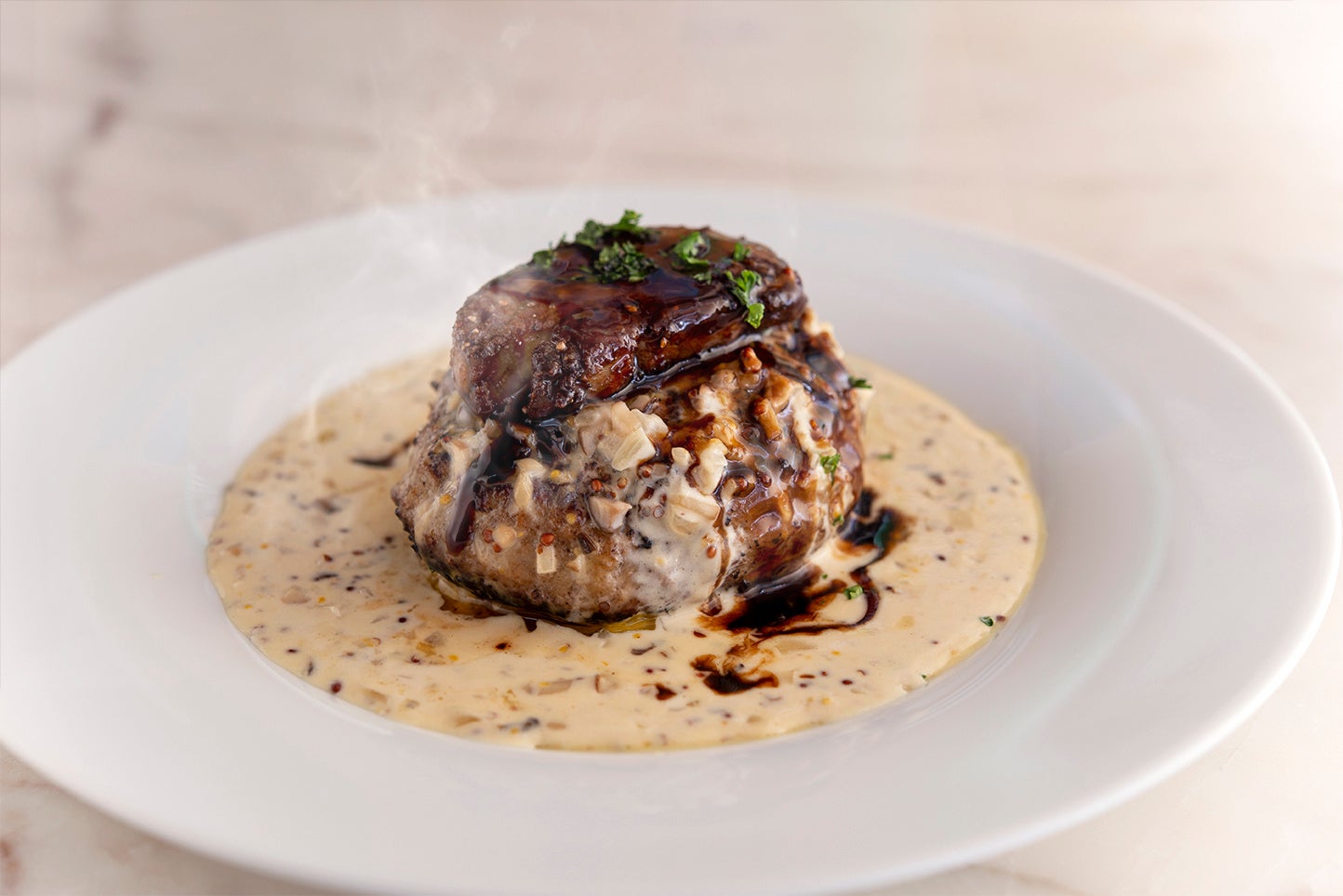 ＜フォアグラのクリームマスタードソース＞煮詰めたバルサミコとバターでふっくら火入れしたフォアグラに、濃厚なクリームソースをあわせました。