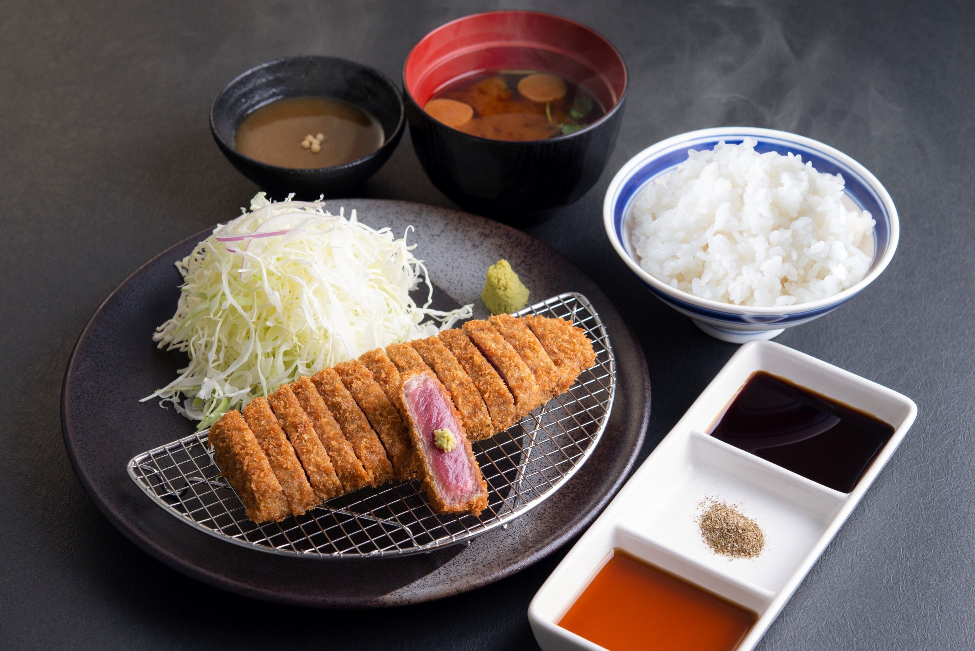 【元祖・赤】牛ロースカツ膳 1,590円(税込1,749円)