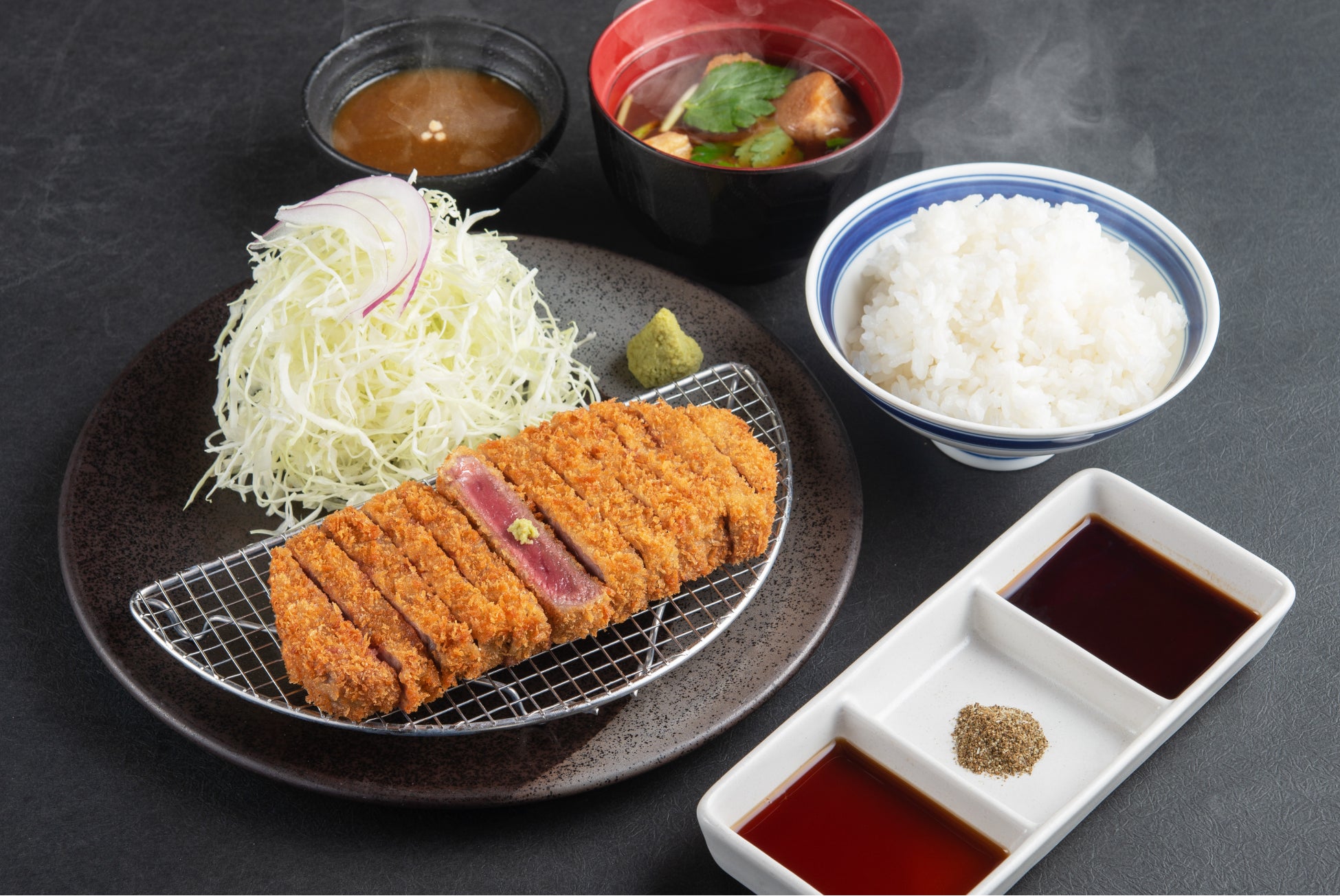 【名物・白】牛サーロインカツ膳 1,490円(税込1,639円)