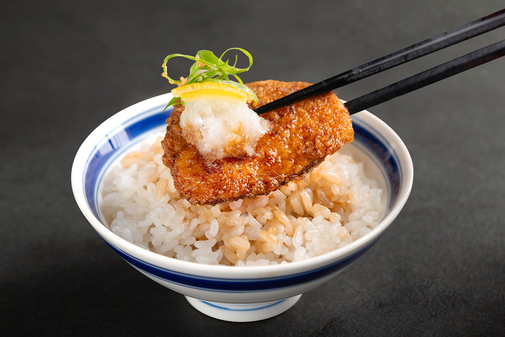 キレのある甘辛ダレはご飯との相性も抜群です。