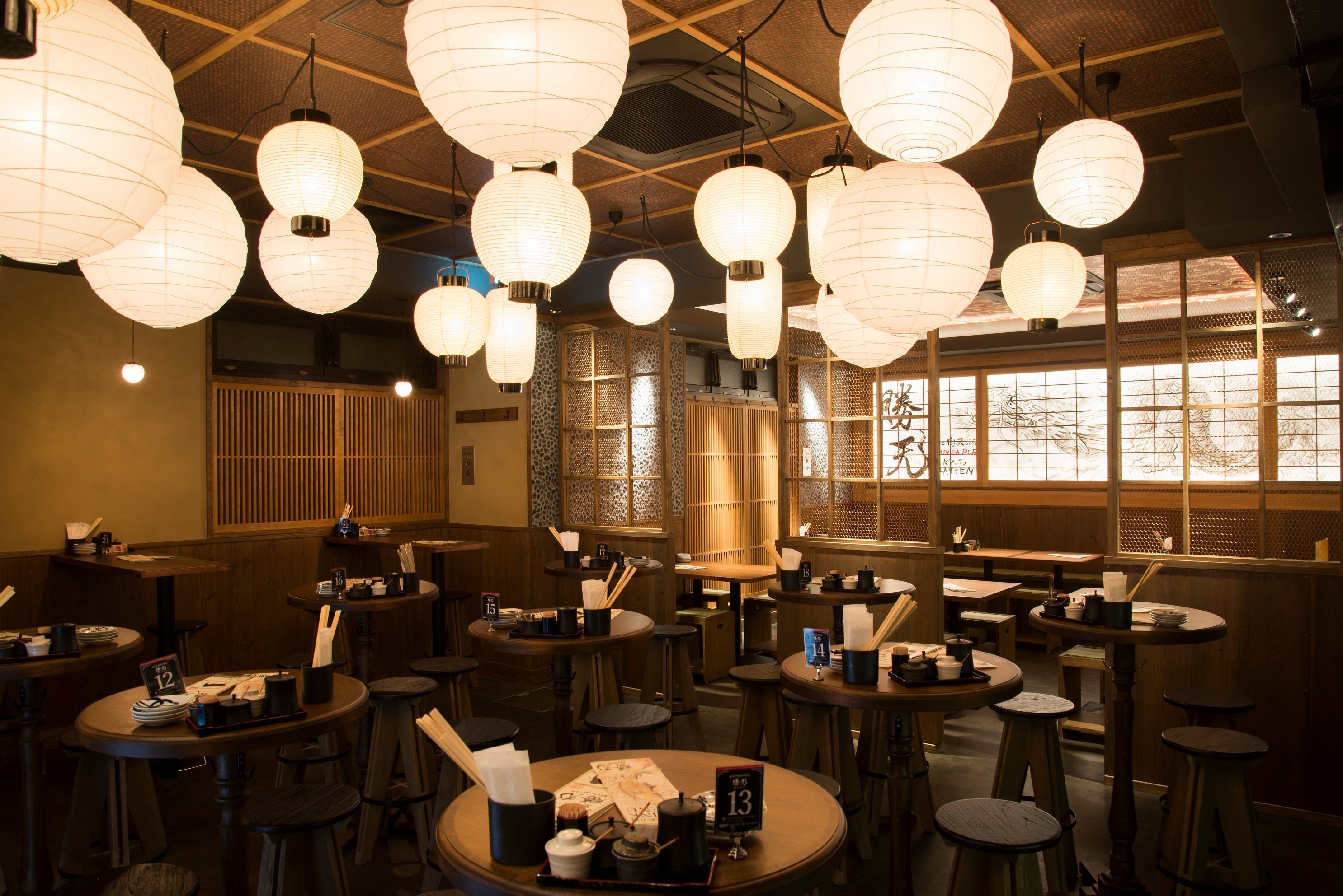 「立ち飲み、ハイテーブル、ゆったりテーブル」の「3つのスタイル」。シーンや気分に合わせて楽しんでみて。