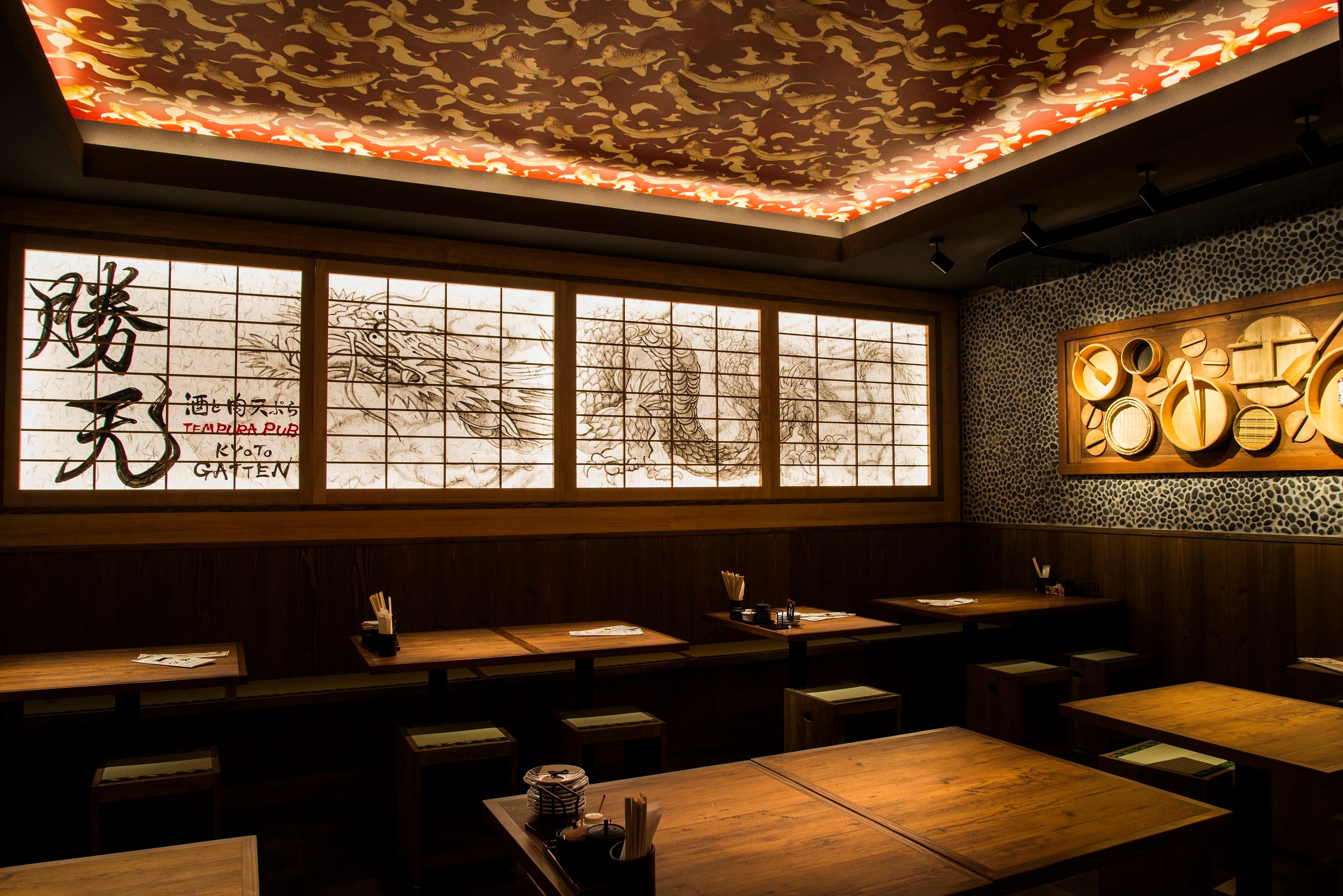 内装のテーマは「日本の伝統と革新」。障子に書かれた昇り龍と躍動感たっぷりの筆字がインパクト大！