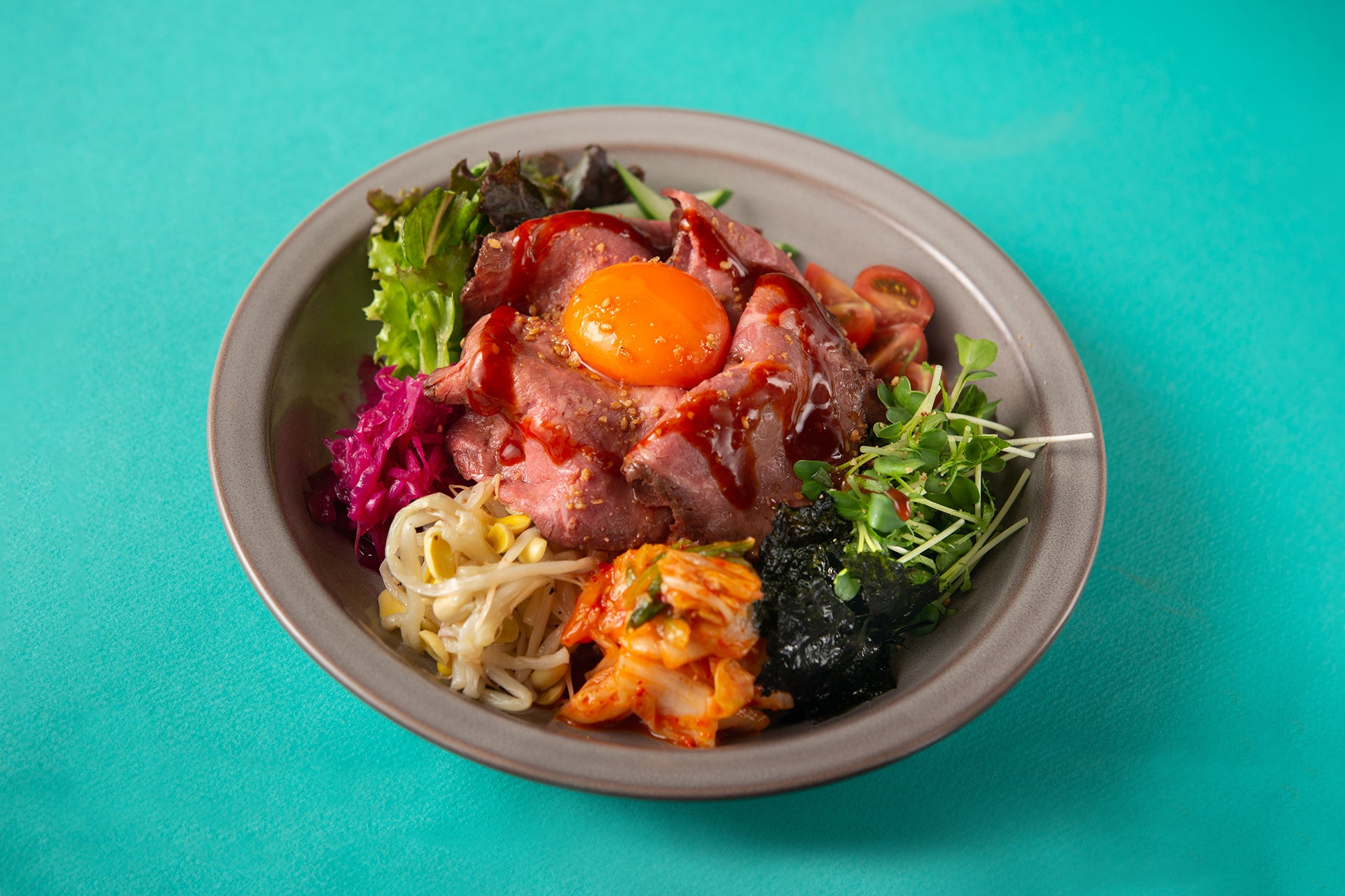 9種の具材とローストビーフのサラダビビンバ