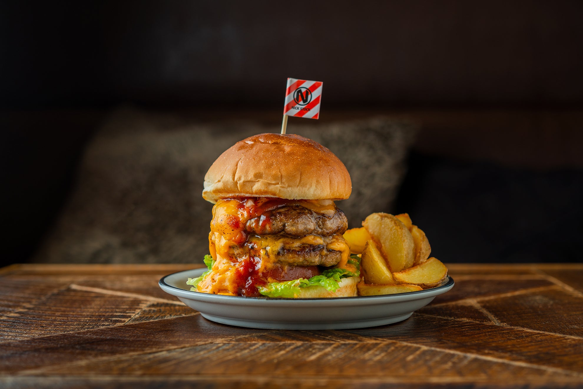 名物熟成ハンバーグを豪快にサンドした人気No.1のグルメバーガー