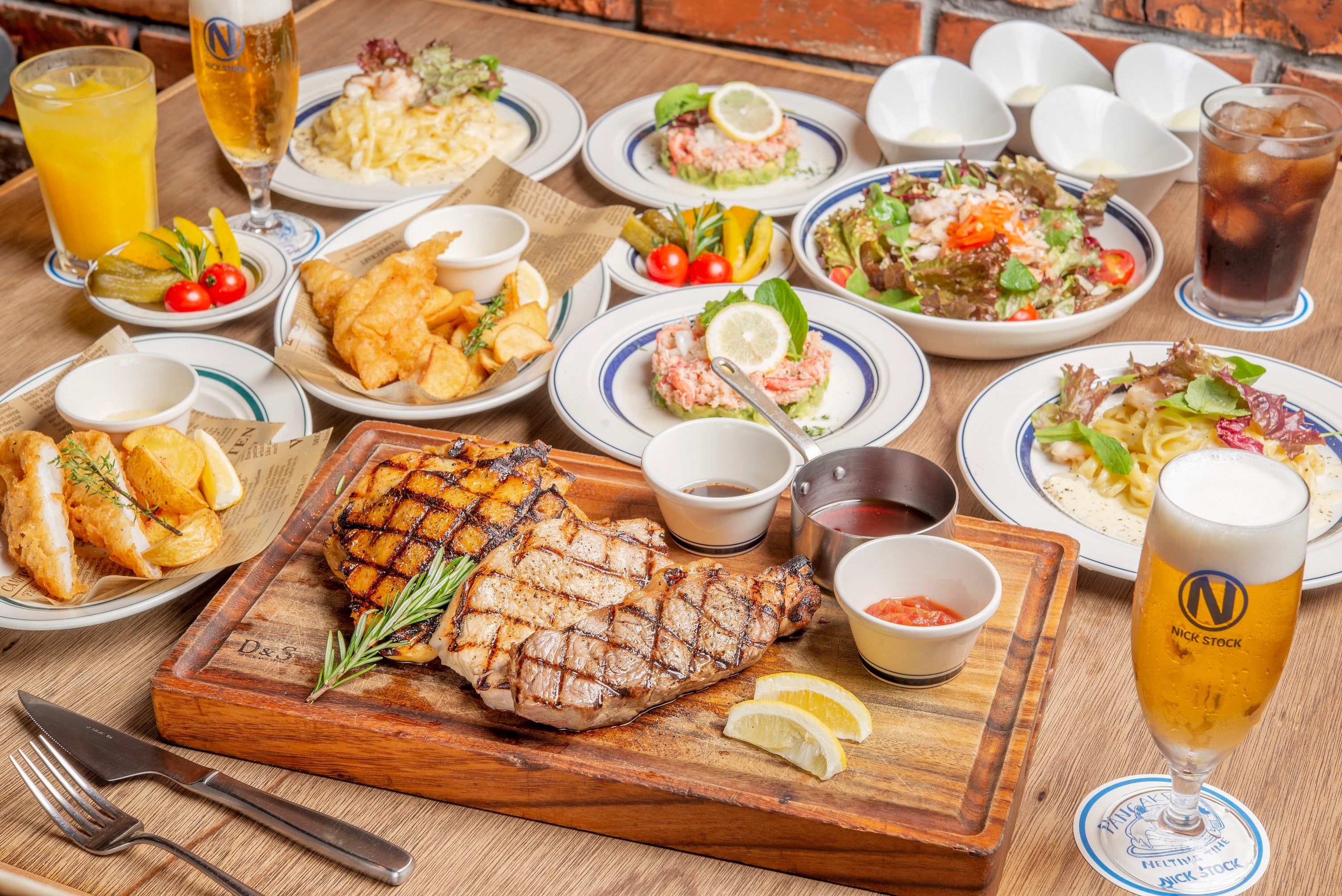 昼はカフェとして夜はバルとして、グリルをメインとした肉料理とお酒をお楽しみいただけます。